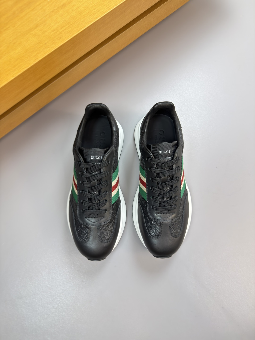 구찌(Gucci) 나파 & 리치 엠보싱 웹(Web) 스니커즈 신발