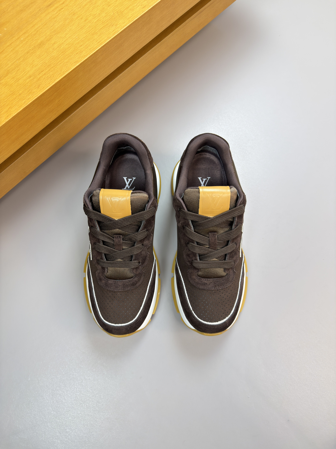 루이비통(LV) 스웨이드 & 펀칭 레더 스니커즈 신발