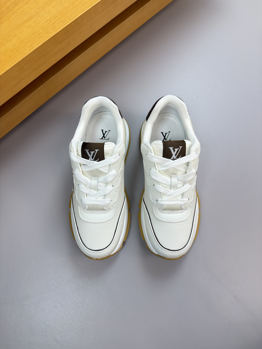 루이비통(LV) 스웨이드 & 펀칭 레더 스니커즈 신발