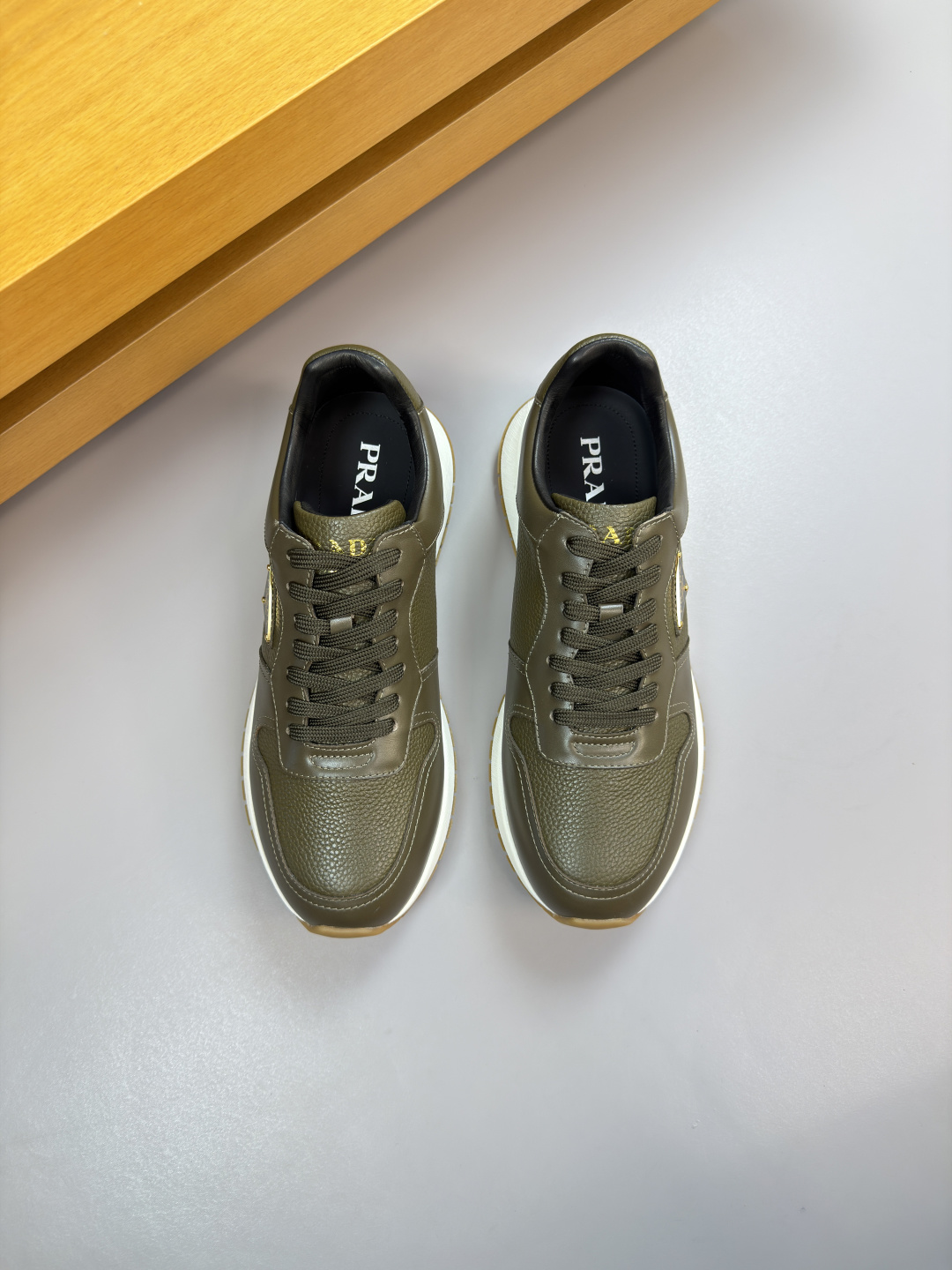 프라다(Prada) 나파 & 리치 레더 메탈 로고 스니커즈 신발