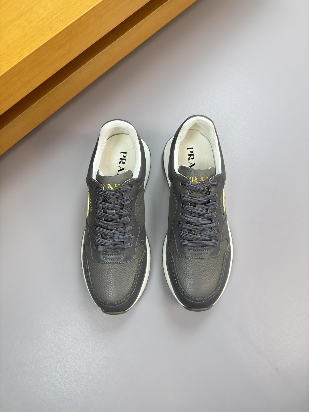 프라다(Prada) 나파 & 리치 레더 메탈 로고 스니커즈 신발