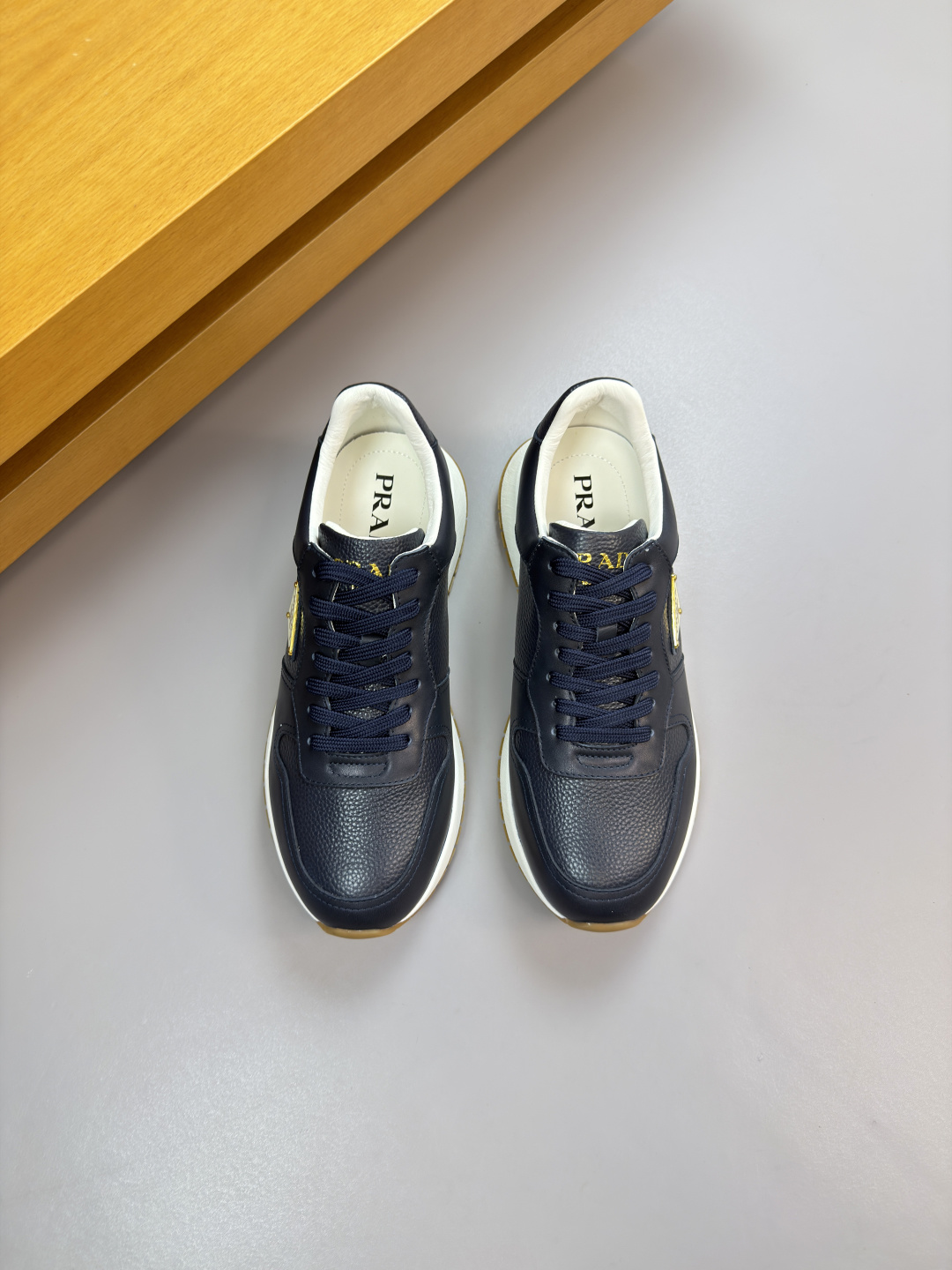 프라다(Prada) 나파 & 리치 레더 메탈 로고 스니커즈 신발