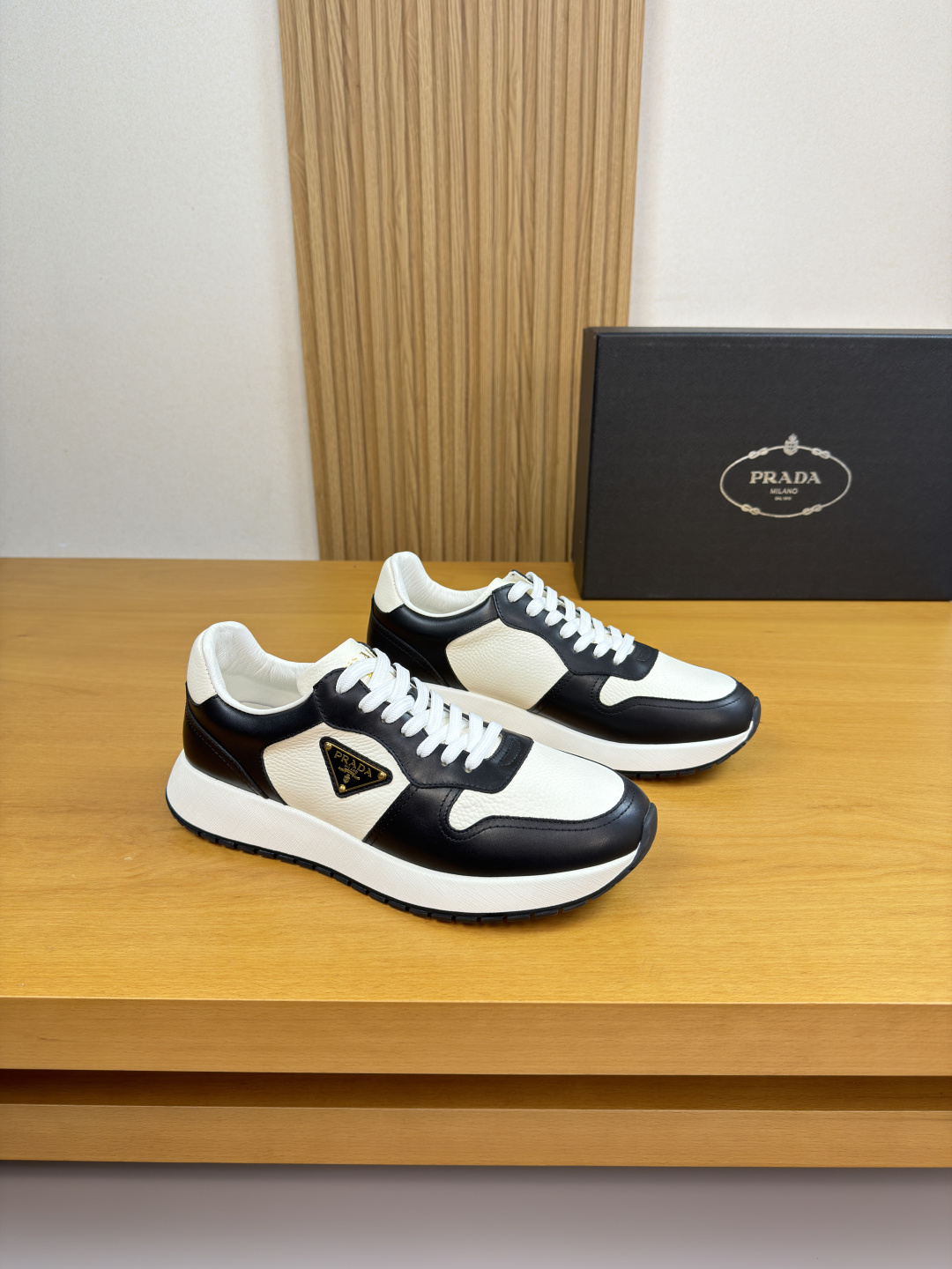 프라다(Prada) 나파 & 리치 레더 메탈 로고 스니커즈 신발