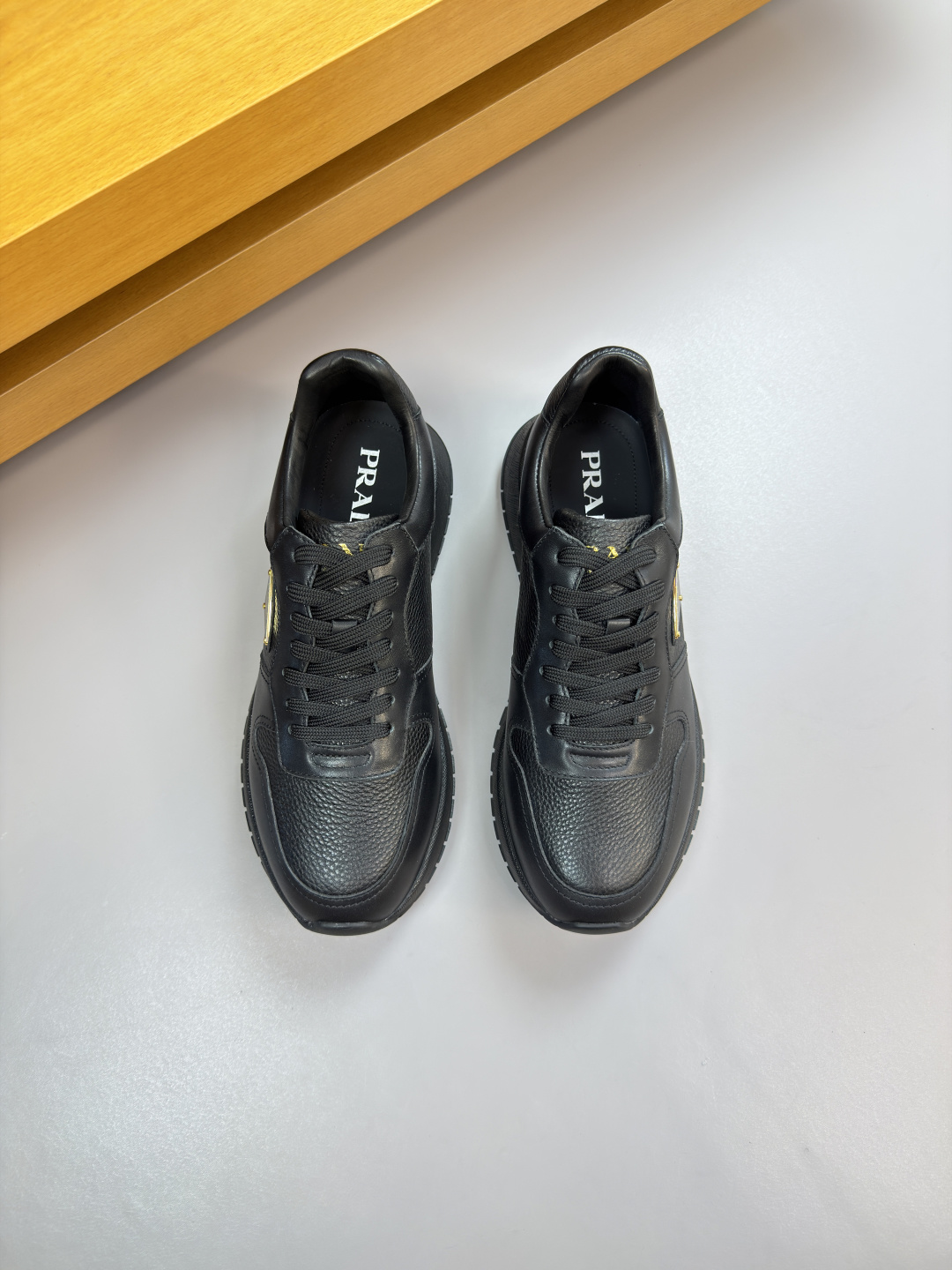 프라다(Prada) 나파 & 리치 레더 메탈 로고 스니커즈 신발