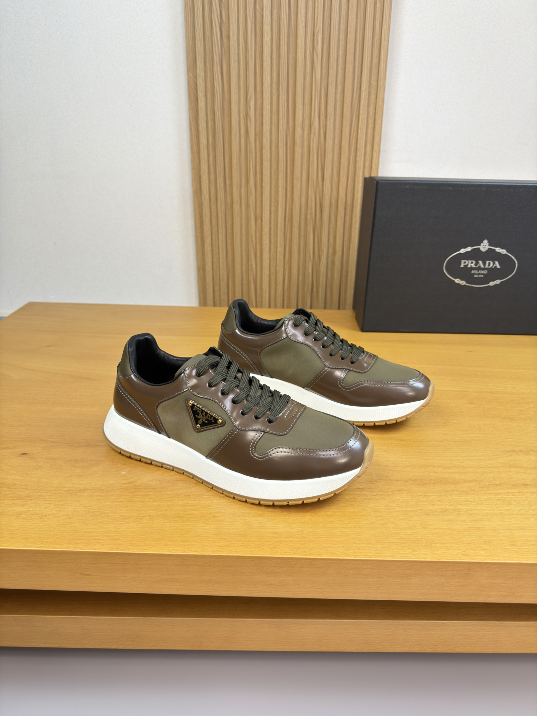 프라다(Prada) 광택 레더 & 캔버스 메탈 로고 스니커즈 신발