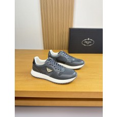 프라다(Prada) 광택 레더 & 캔버스 메탈 로고 스니커즈 신발