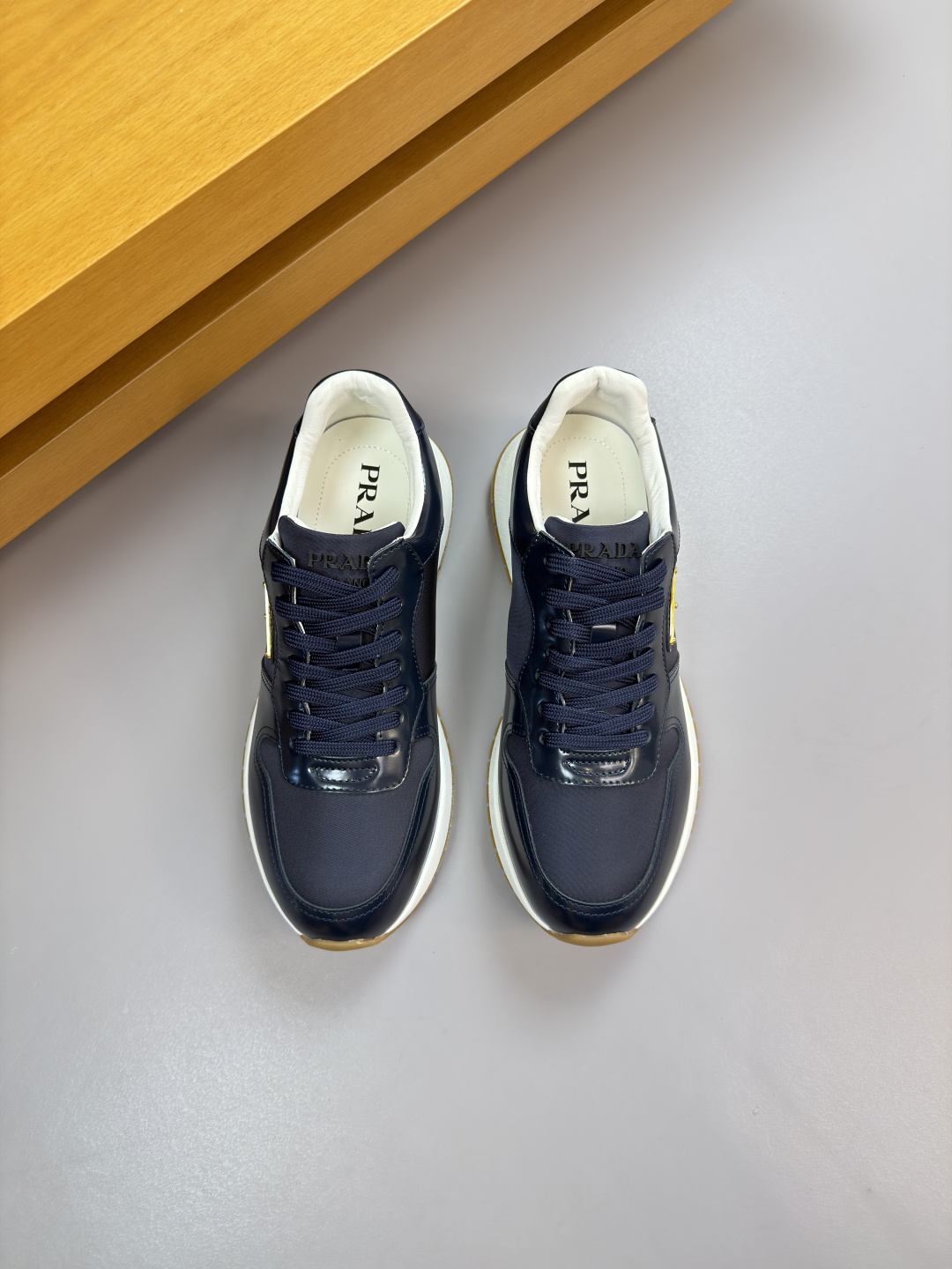 프라다(Prada) 광택 레더 & 캔버스 메탈 로고 스니커즈 신발