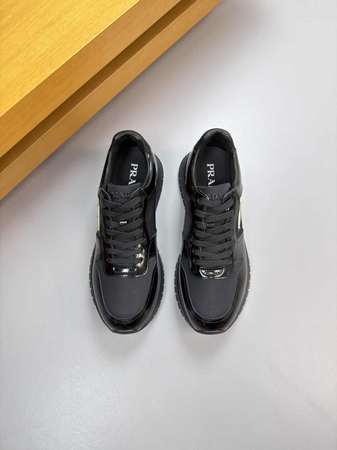 프라다(Prada) 광택 레더 & 캔버스 메탈 로고 스니커즈 신발