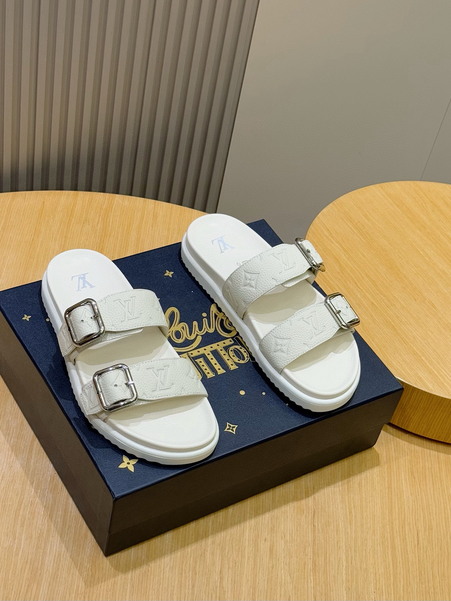 루이비통(LV) 오아시스(OASIS) 모노그램 스웨이드 샌들 슬리퍼 신발