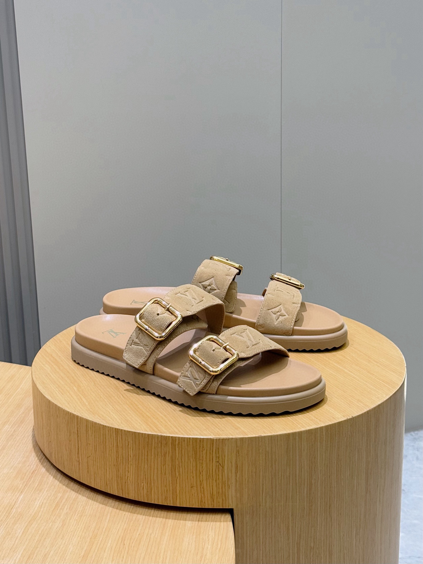 루이비통(LV) 오아시스(OASIS) 모노그램 스웨이드 샌들 슬리퍼 신발