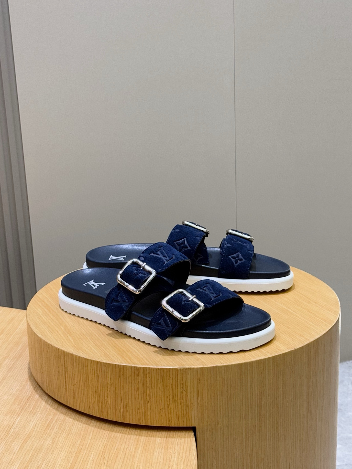 루이비통(LV) 오아시스(OASIS) 모노그램 스웨이드 샌들 슬리퍼 신발