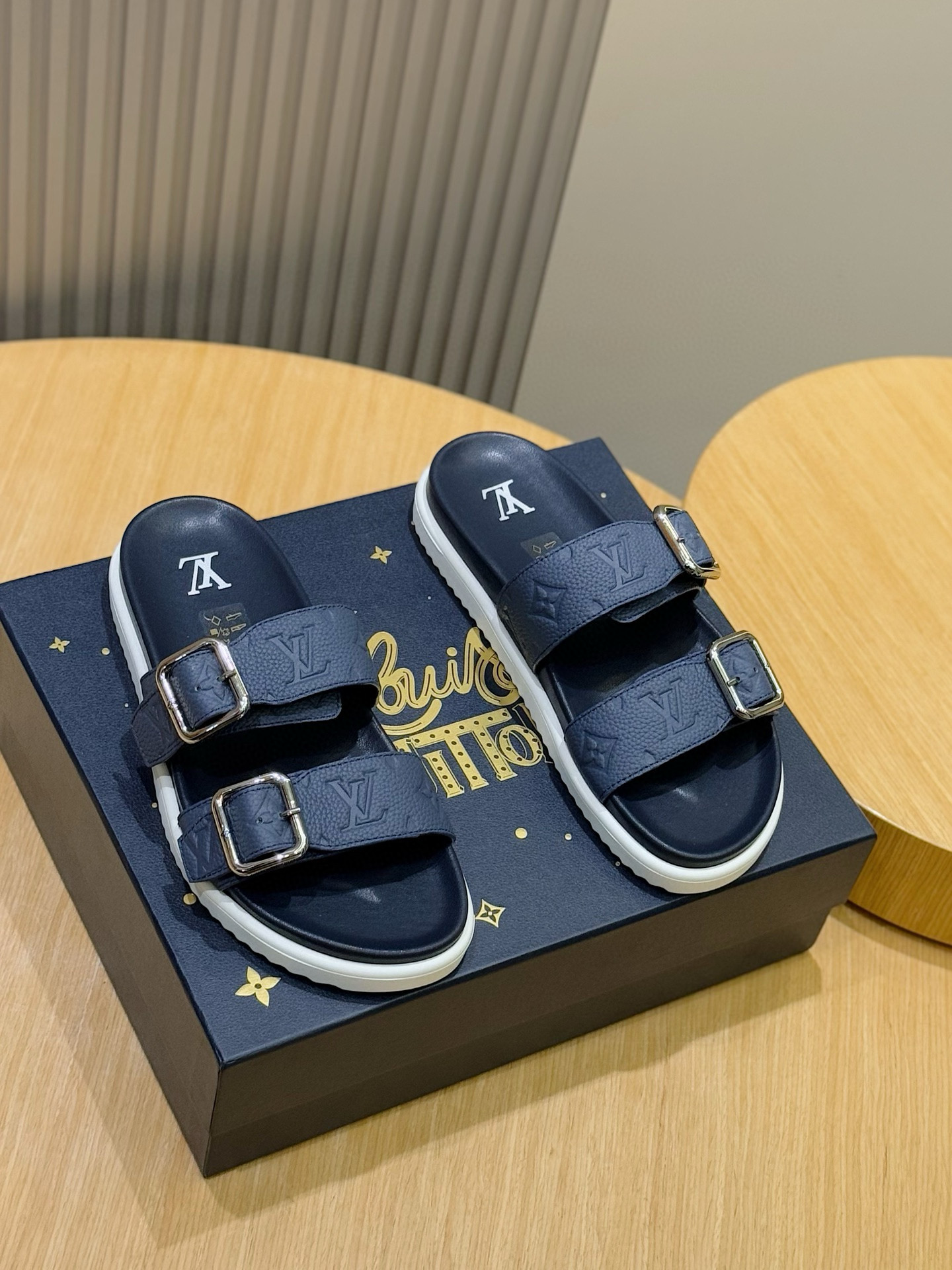루이비통(LV) 오아시스(OASIS) 모노그램 스웨이드 샌들 슬리퍼 신발