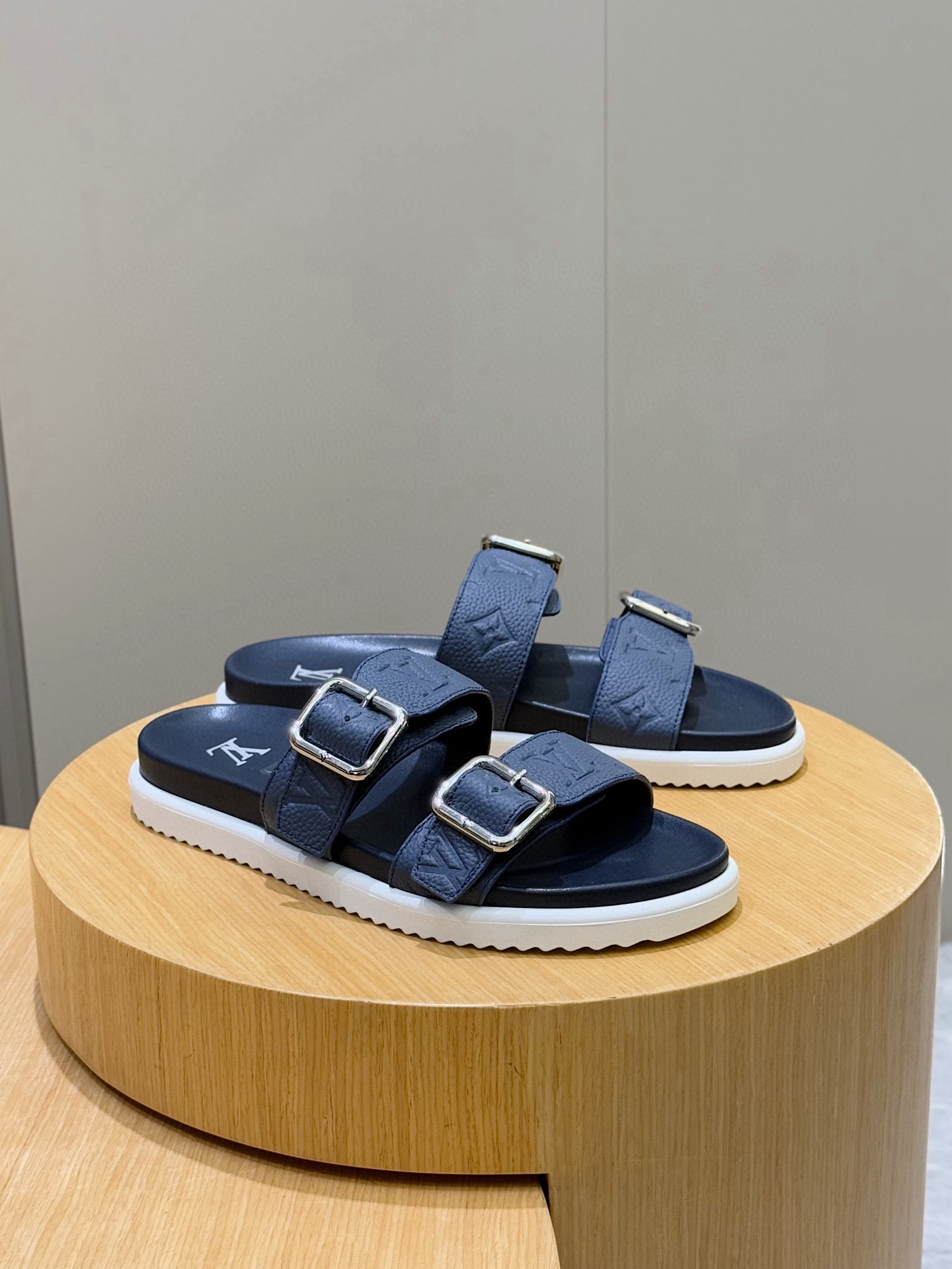 루이비통(LV) 오아시스(OASIS) 모노그램 스웨이드 샌들 슬리퍼 신발