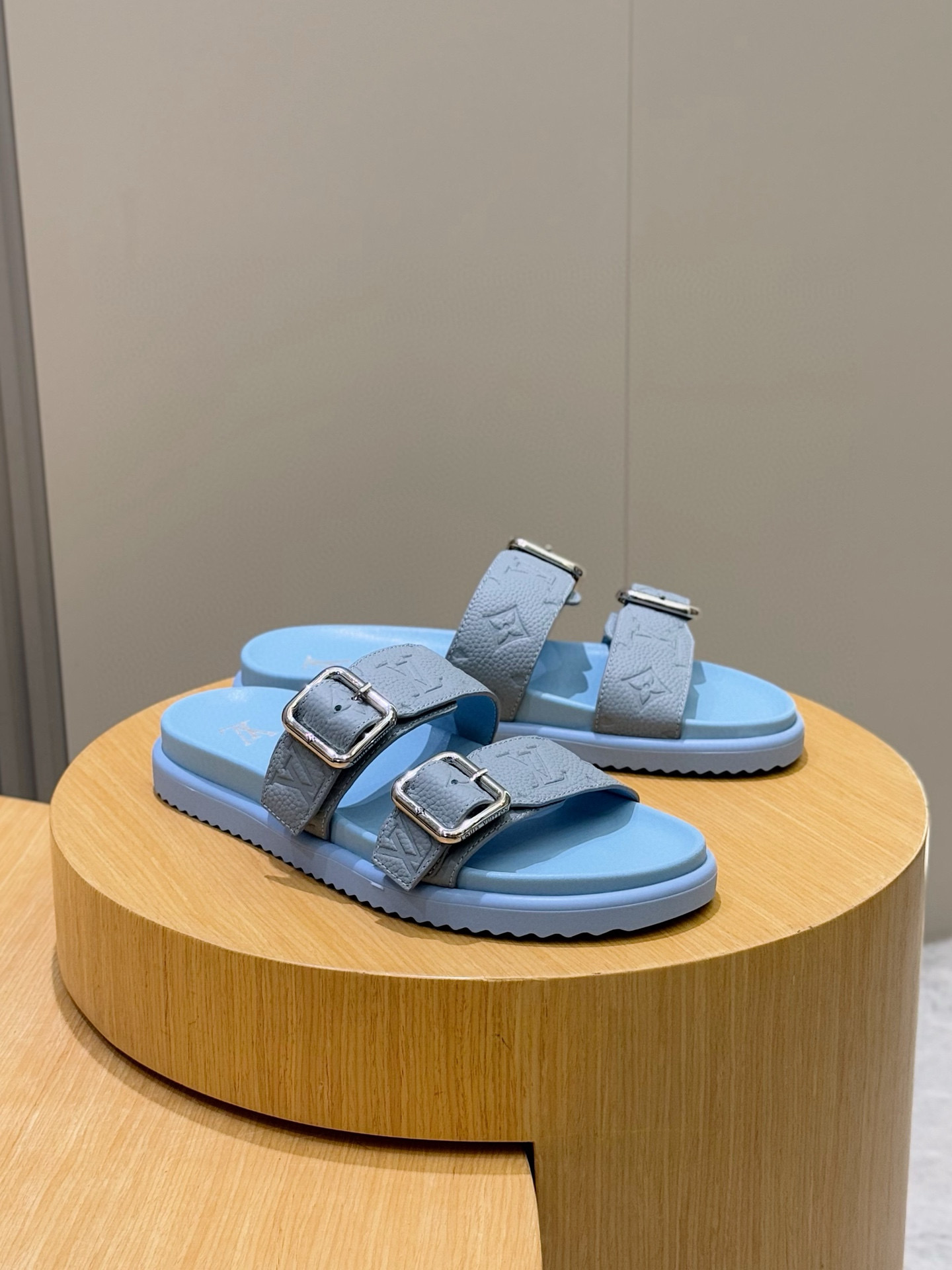 루이비통(LV) 오아시스(OASIS) 모노그램 스웨이드 샌들 슬리퍼 신발