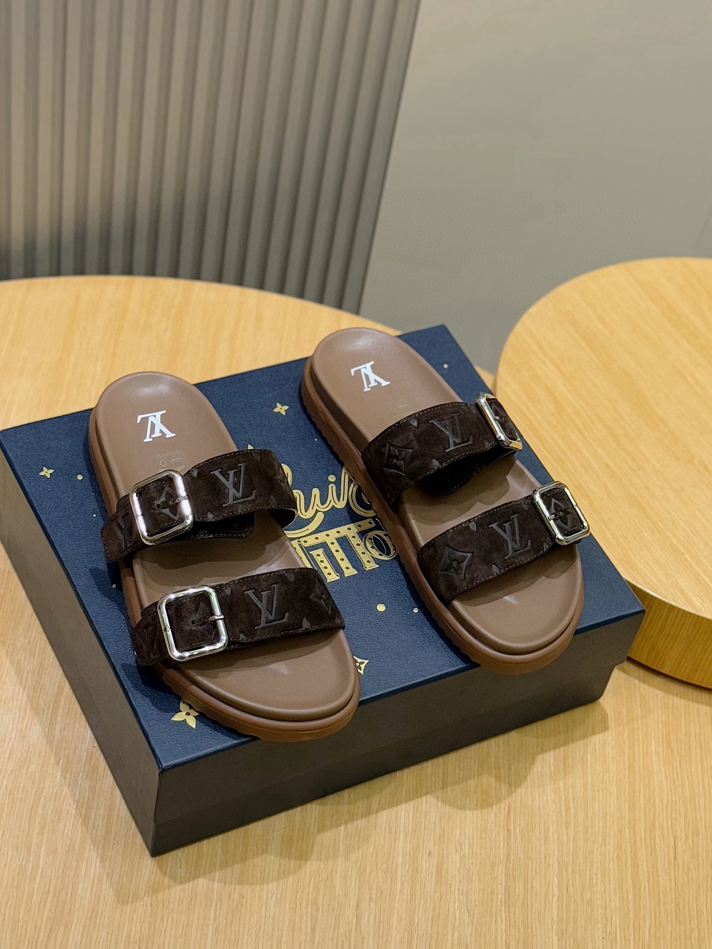 루이비통(LV) 오아시스(OASIS) 모노그램 스웨이드 샌들 슬리퍼 신발
