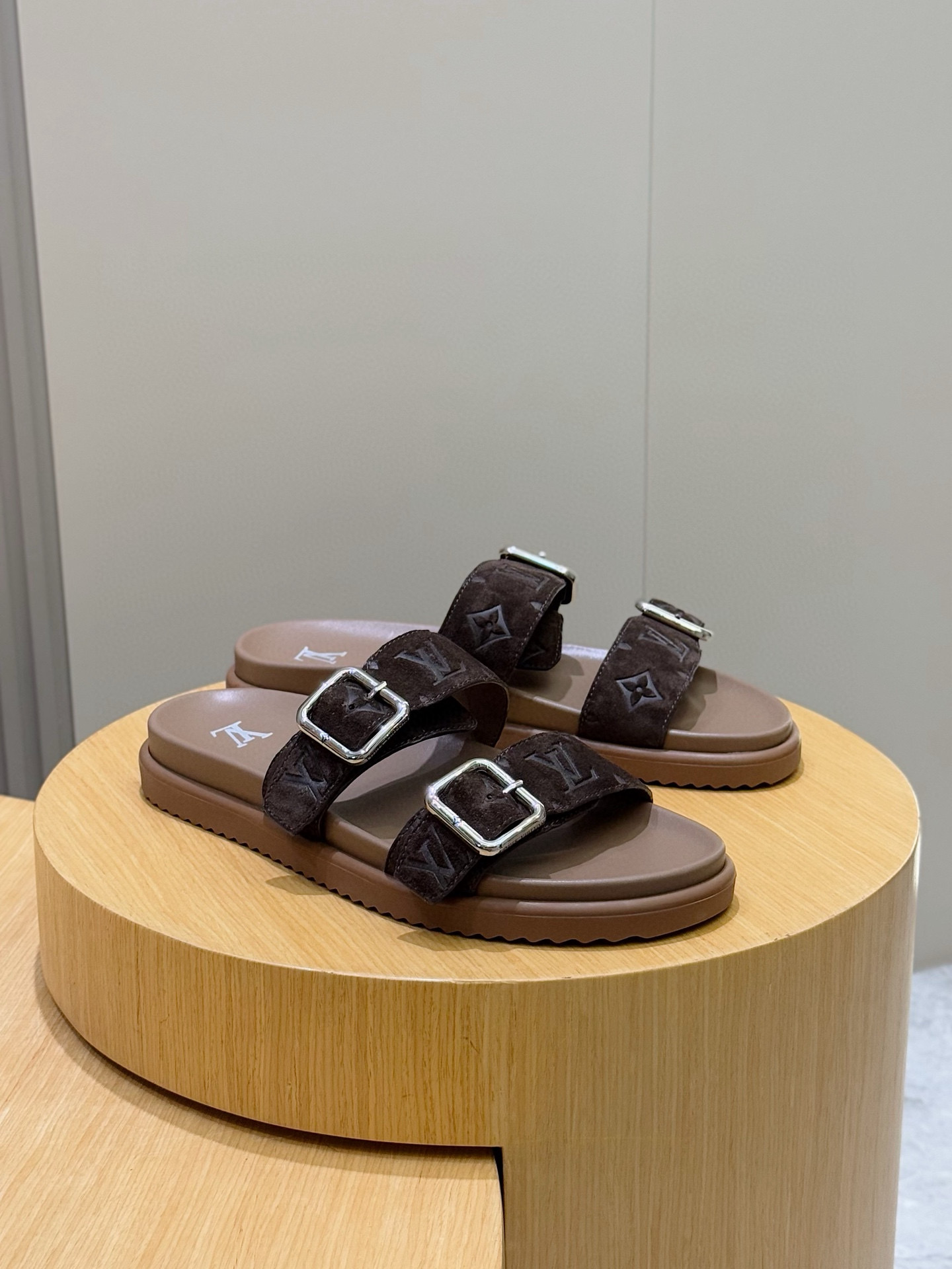 루이비통(LV) 오아시스(OASIS) 모노그램 스웨이드 샌들 슬리퍼 신발