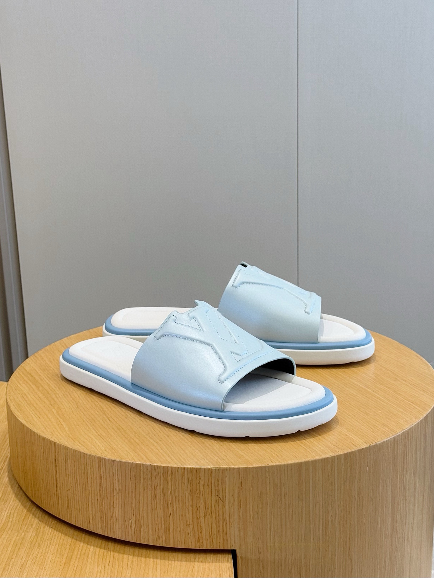 루이비통(LV) 워터프론트(Waterfront) 모노그램 워터프루프 슬리퍼 신발