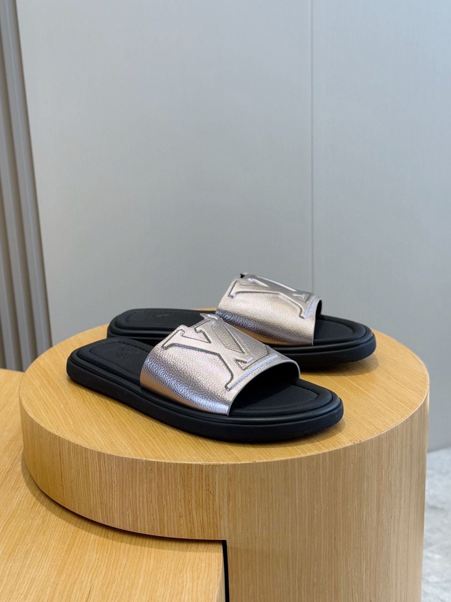 루이비통(LV) 워터프론트(Waterfront) 모노그램 워터프루프 슬리퍼 신발