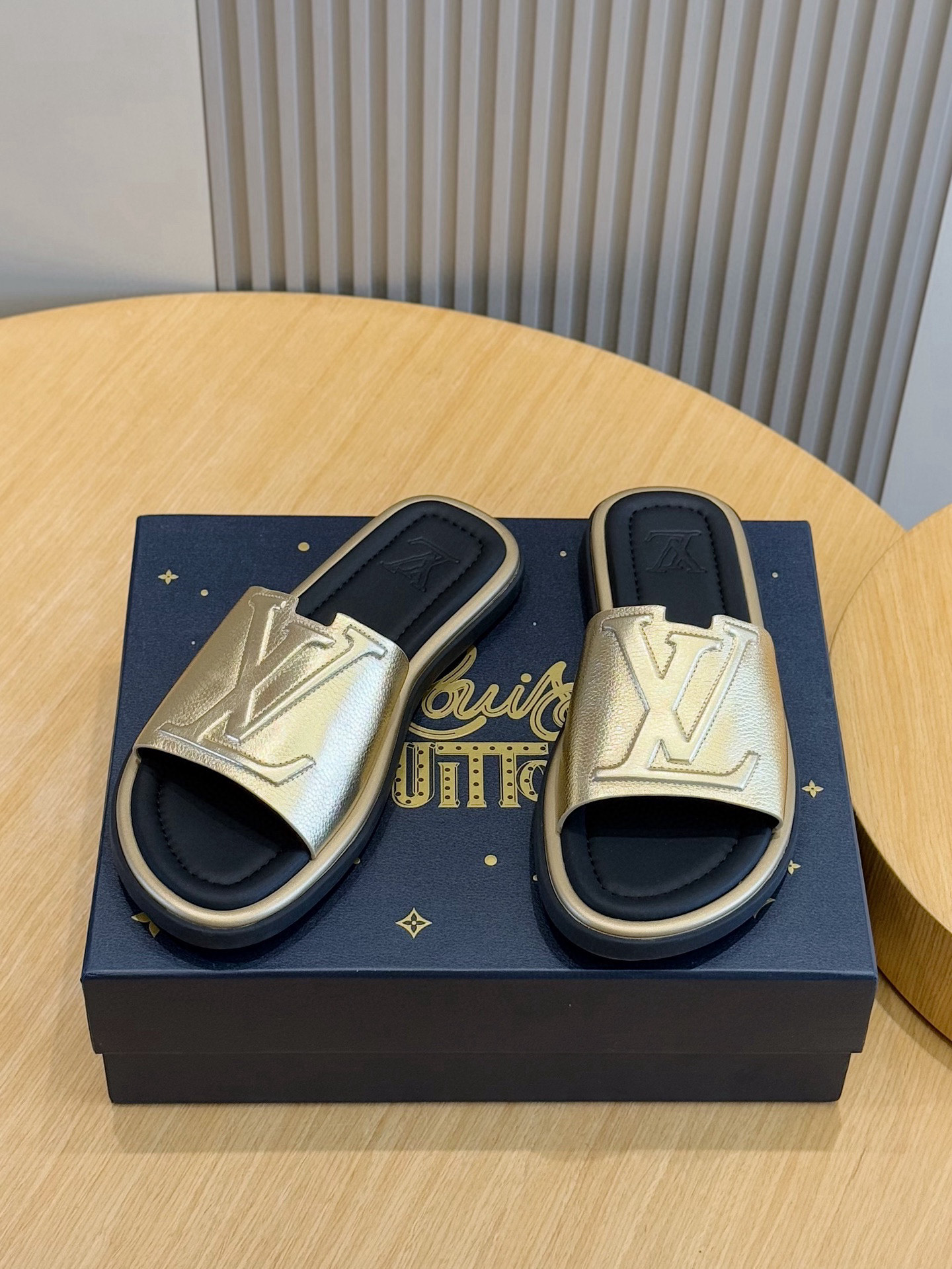 루이비통(LV) 워터프론트(Waterfront) 모노그램 워터프루프 슬리퍼 신발