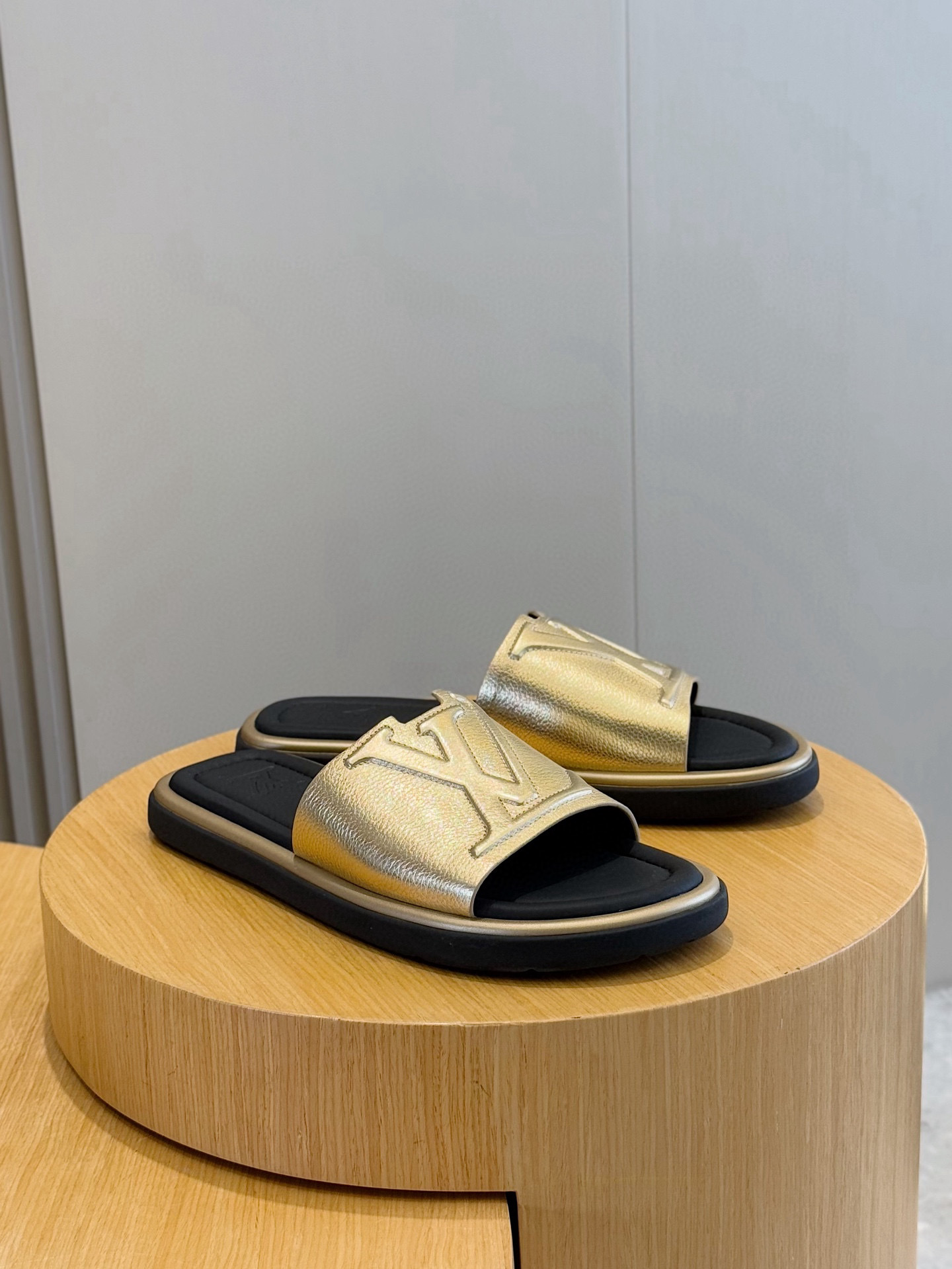 루이비통(LV) 워터프론트(Waterfront) 모노그램 워터프루프 슬리퍼 신발