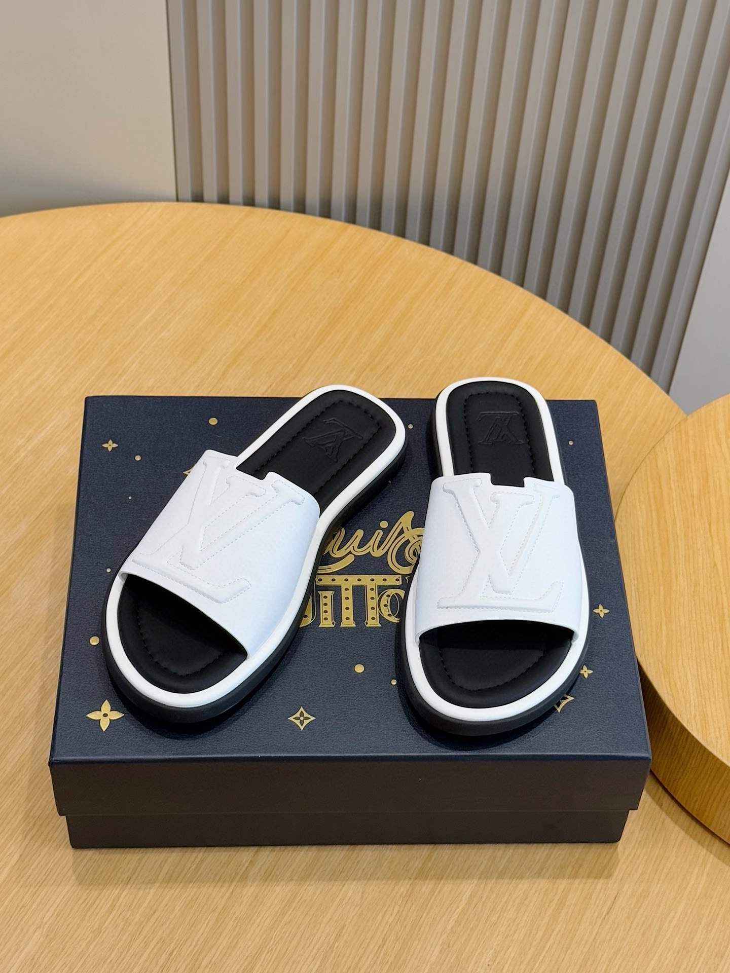 루이비통(LV) 워터프론트(Waterfront) 모노그램 워터프루프 슬리퍼 신발