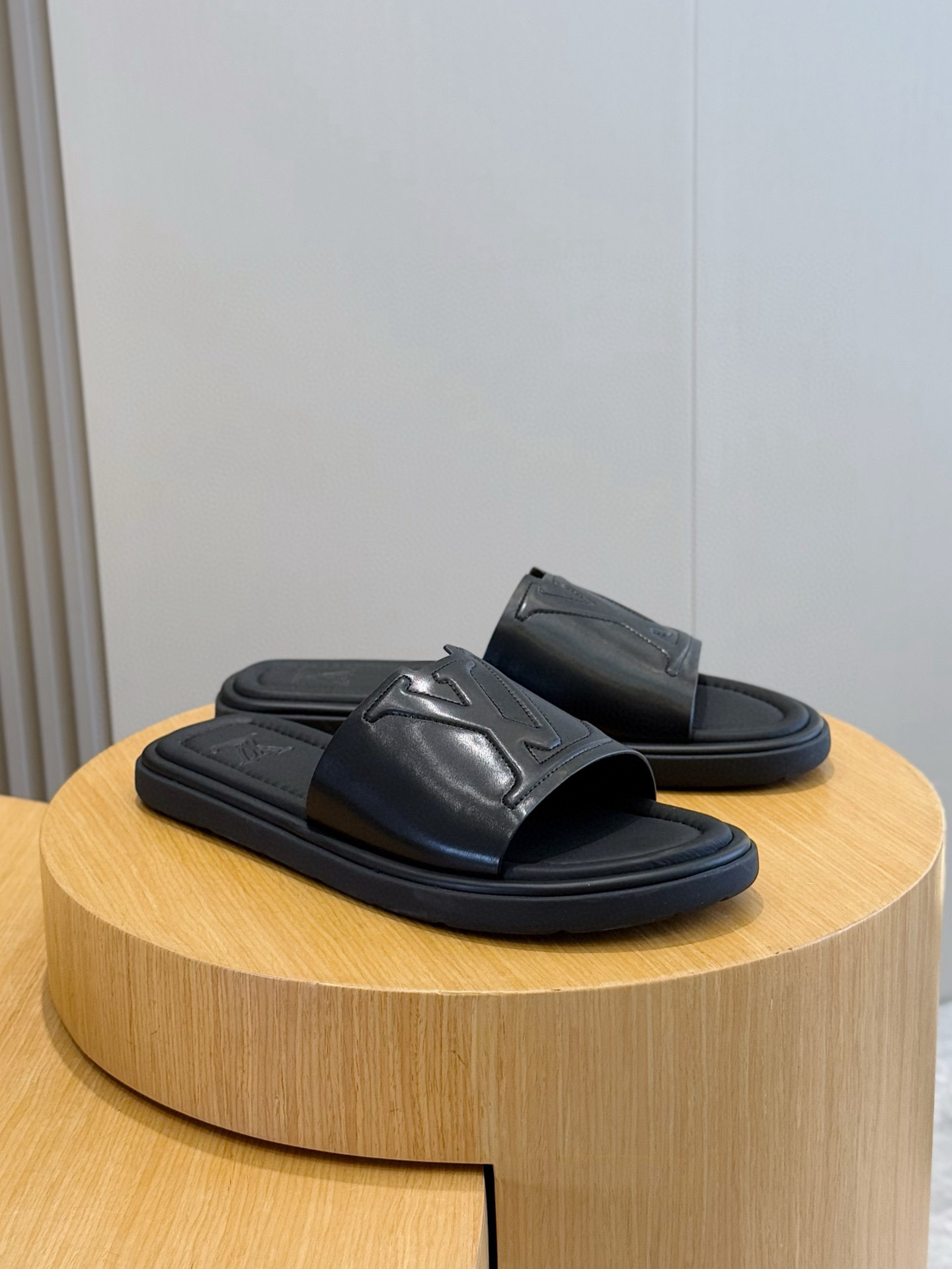 루이비통(LV) 워터프론트(Waterfront) 모노그램 워터프루프 슬리퍼 신발