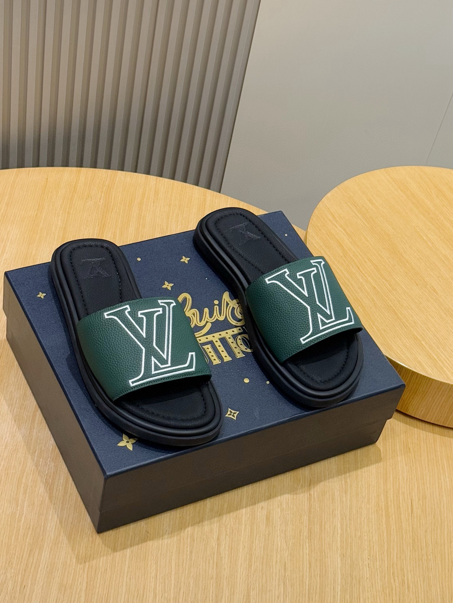 루이비통(LV) 워터프론트(Waterfront) 모노그램 워터프루프 슬리퍼 신발