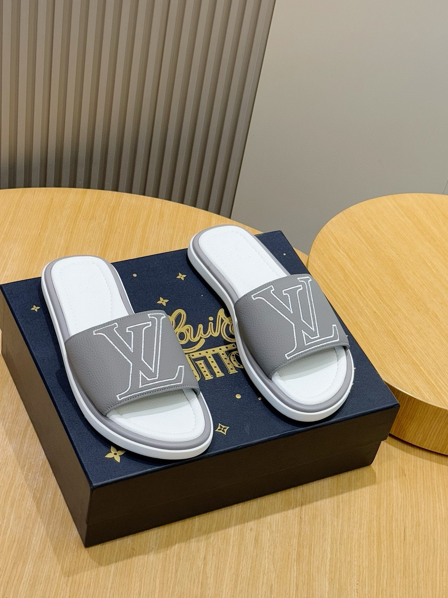 루이비통(LV) 워터프론트(Waterfront) 모노그램 워터프루프 슬리퍼 신발