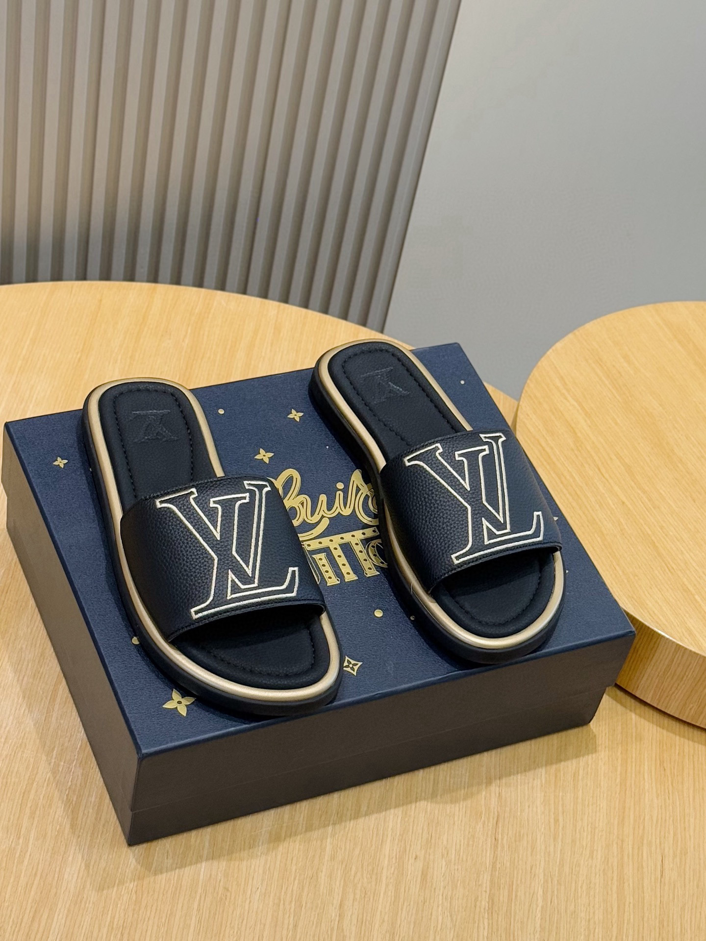 루이비통(LV) 워터프론트(Waterfront) 모노그램 워터프루프 슬리퍼 신발