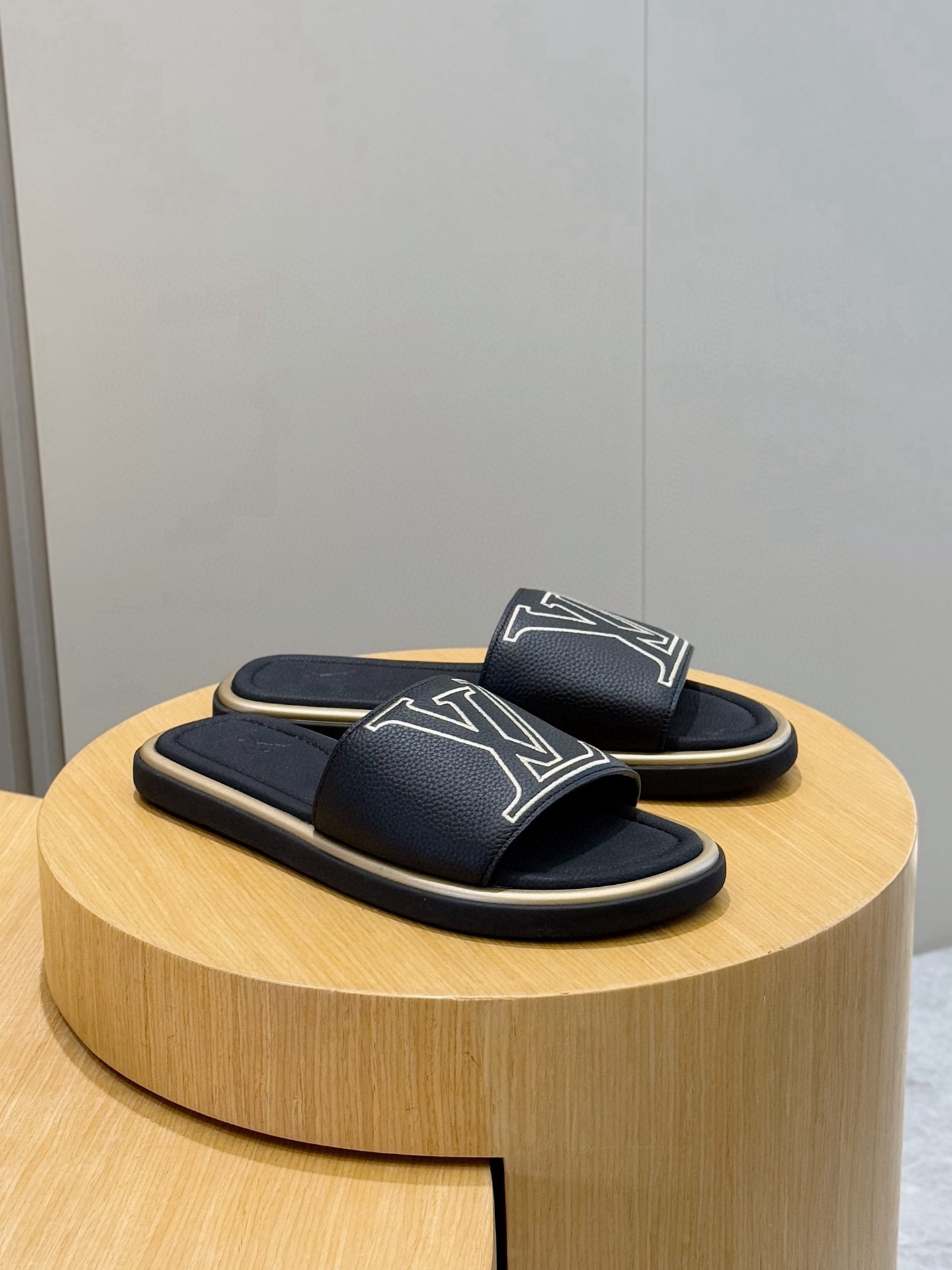 루이비통(LV) 워터프론트(Waterfront) 모노그램 워터프루프 슬리퍼 신발