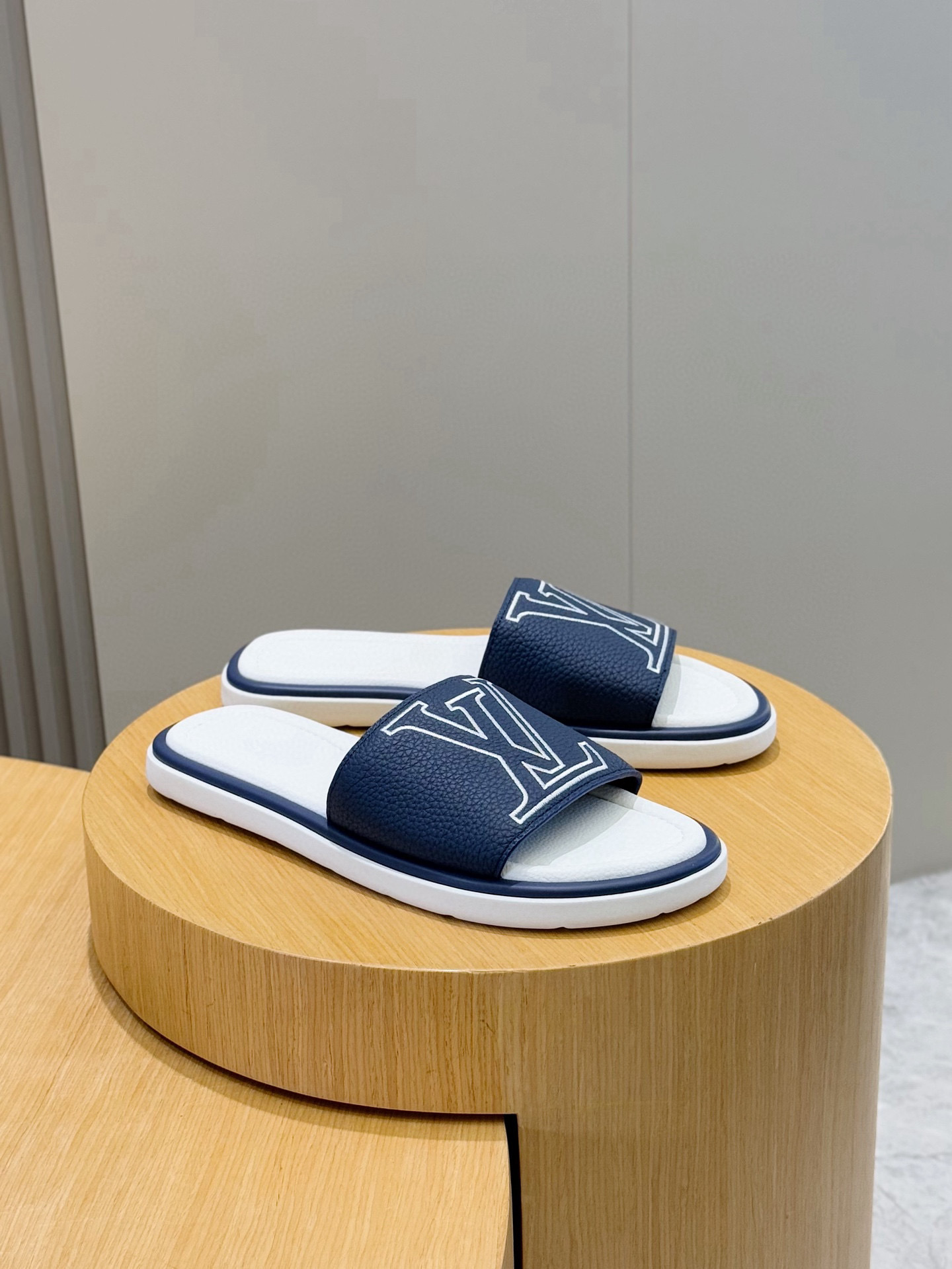 루이비통(LV) 워터프론트(Waterfront) 모노그램 워터프루프 슬리퍼 신발