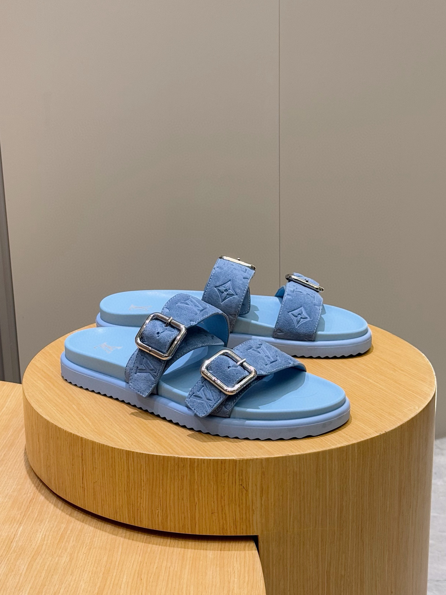 루이비통(LV) 오아시스(OASIS) 모노그램 스웨이드 뮬 슬리퍼 샌들 신발