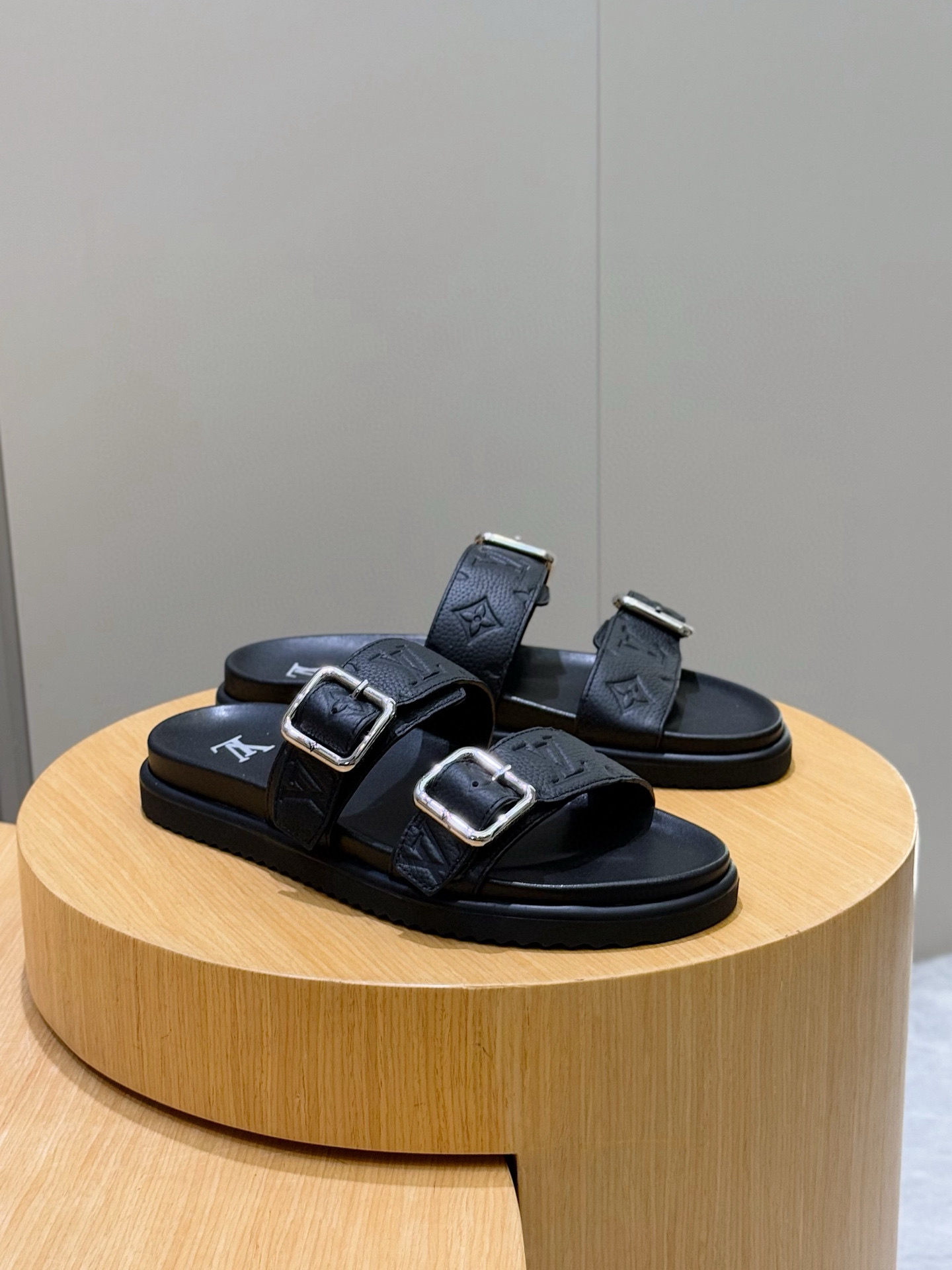 루이비통(LV) 오아시스(OASIS) 모노그램 스웨이드 뮬 슬리퍼 샌들 신발