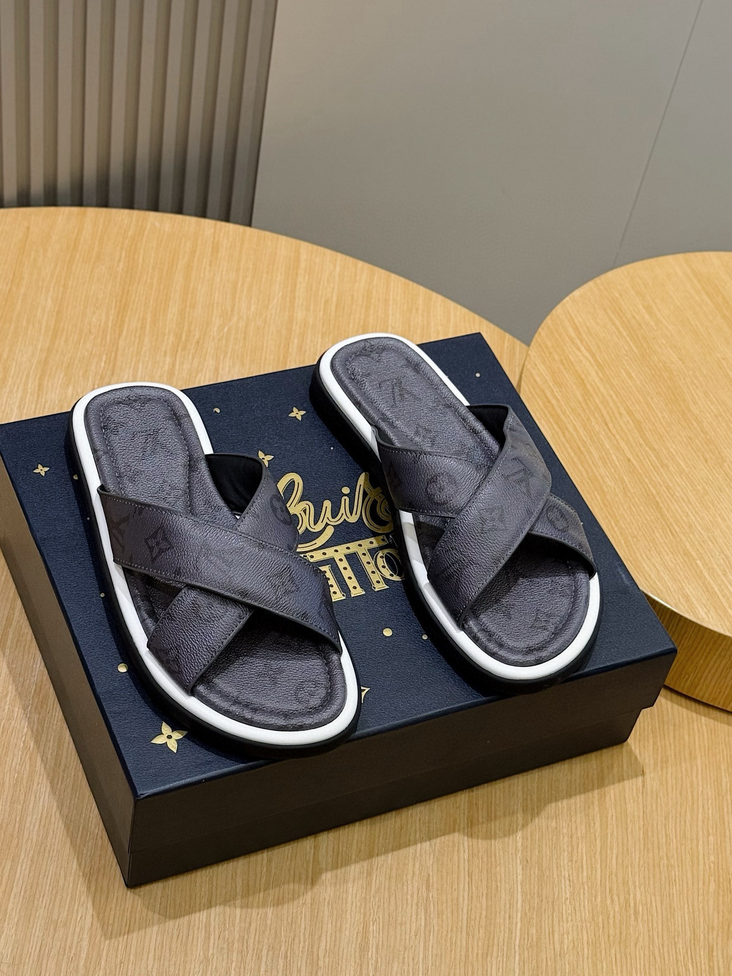 루이비통(LV) 워터프론트(Waterfront) 모노그램 워터프루프 슬리퍼 신발