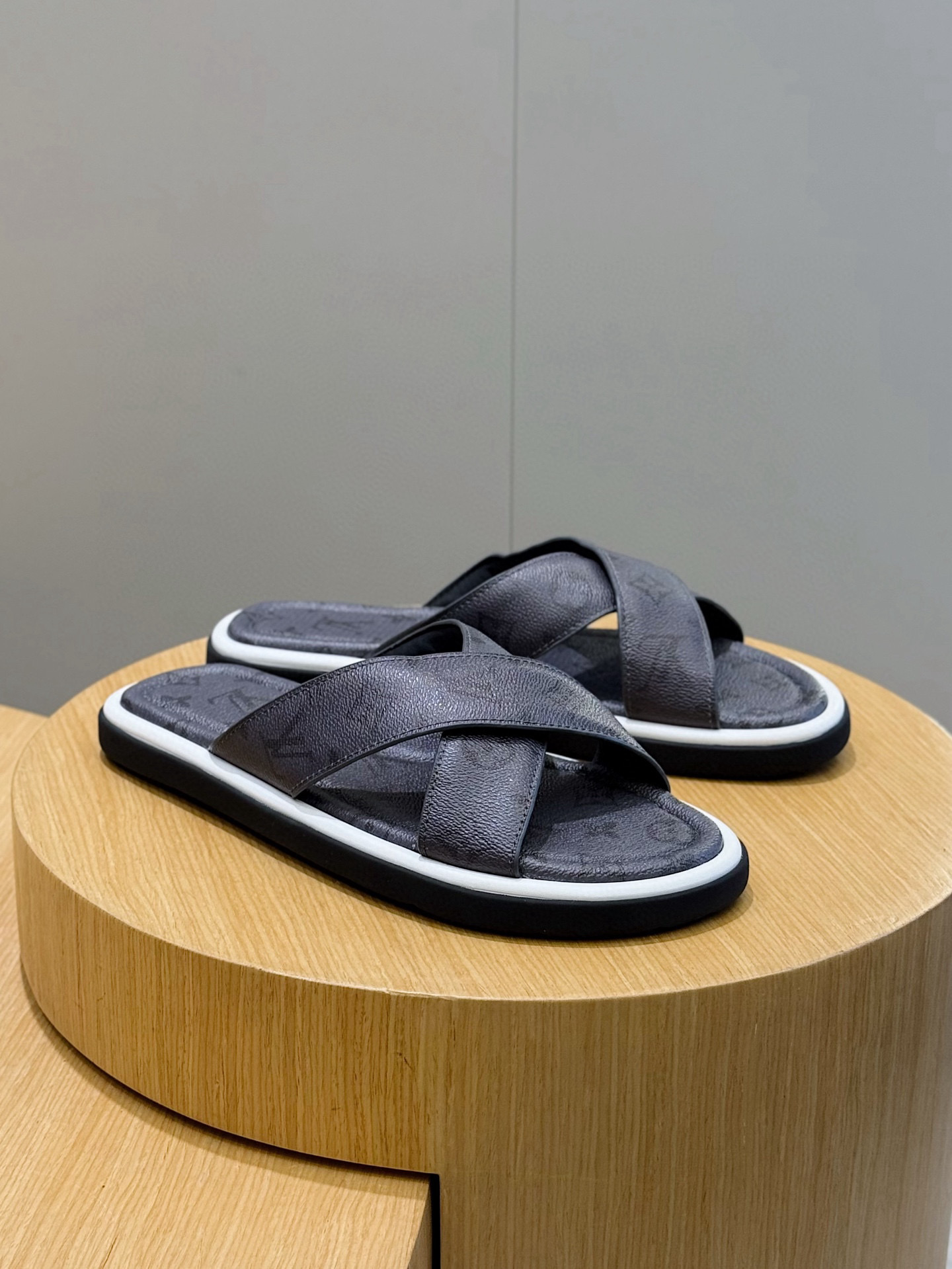 루이비통(LV) 워터프론트(Waterfront) 모노그램 워터프루프 슬리퍼 신발