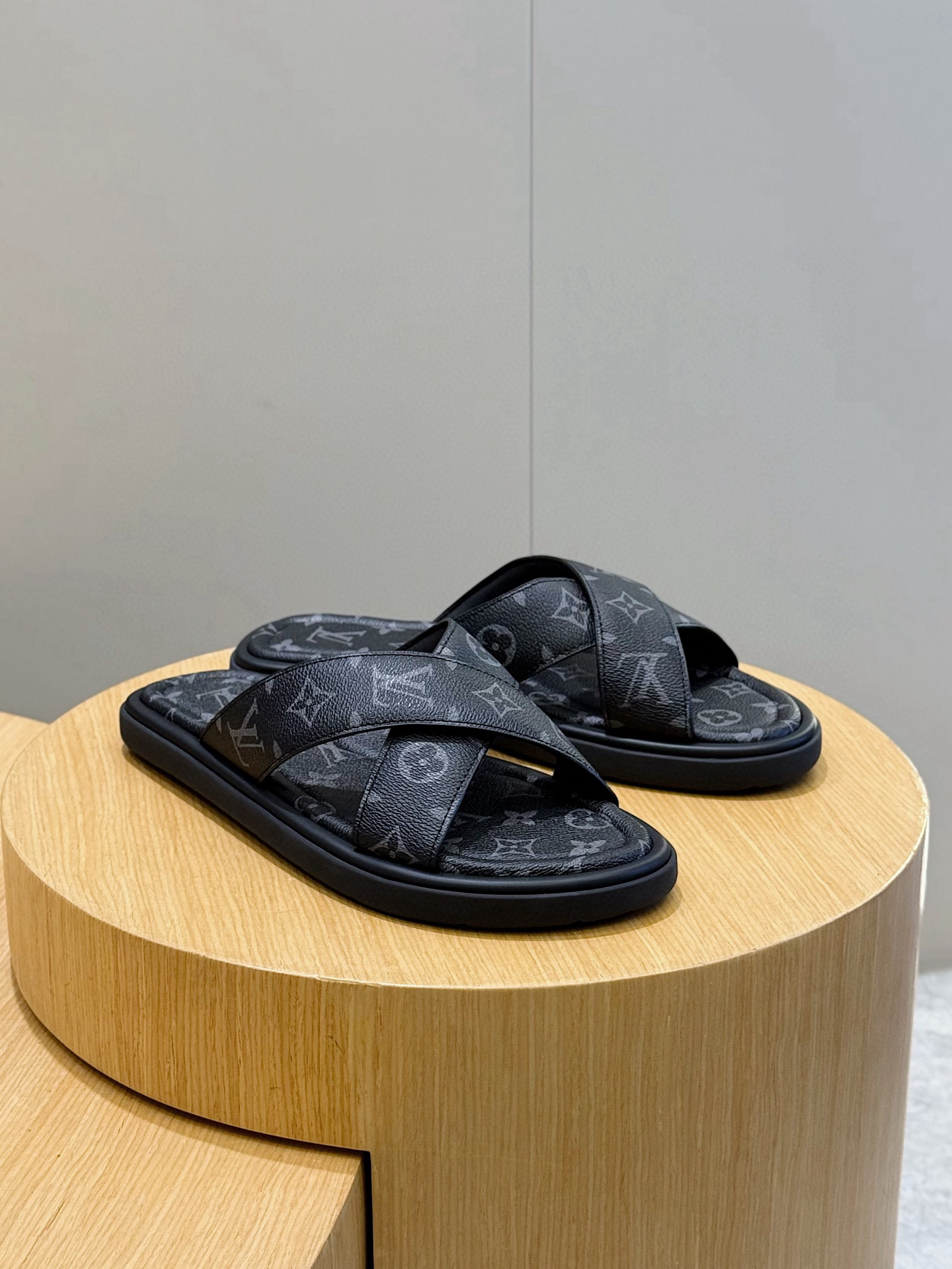 루이비통(LV) 워터프론트(Waterfront) 모노그램 워터프루프 슬리퍼 신발