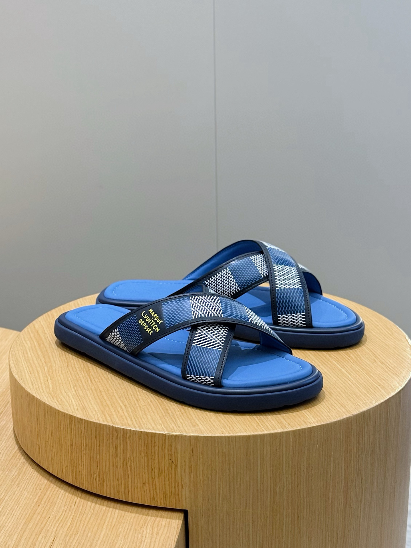 루이비통(LV) 워터프론트(Waterfront) 모노그램 워터프루프 슬리퍼 신발