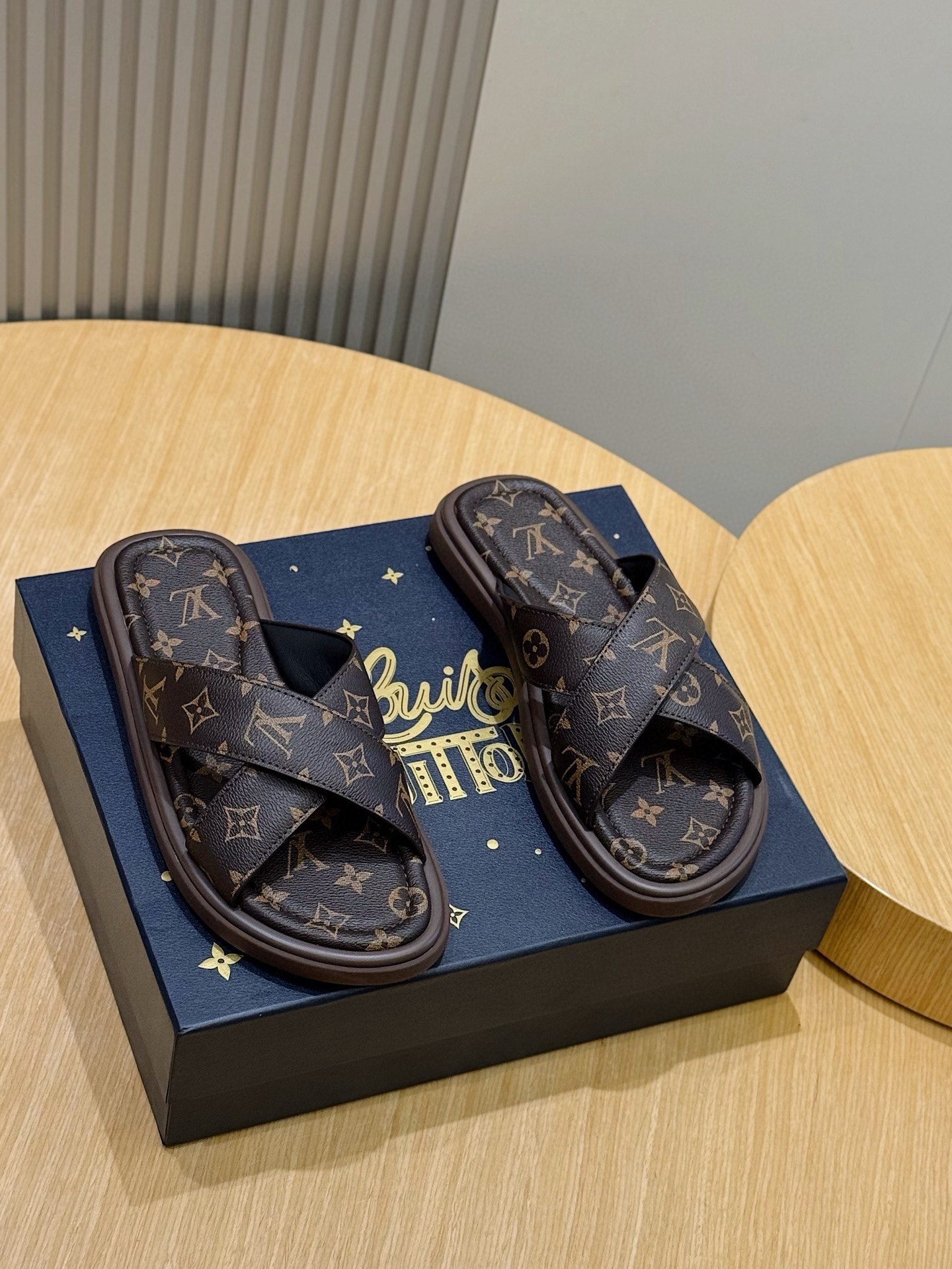 루이비통(LV) 워터프론트(Waterfront) 모노그램 워터프루프 슬리퍼 신발