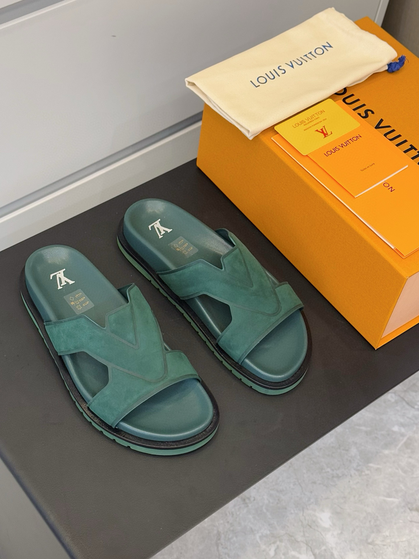 루이비통(LV) 오아시스(OASIS) 모노그램 스웨이드 뮬 슬리퍼 샌들 신발