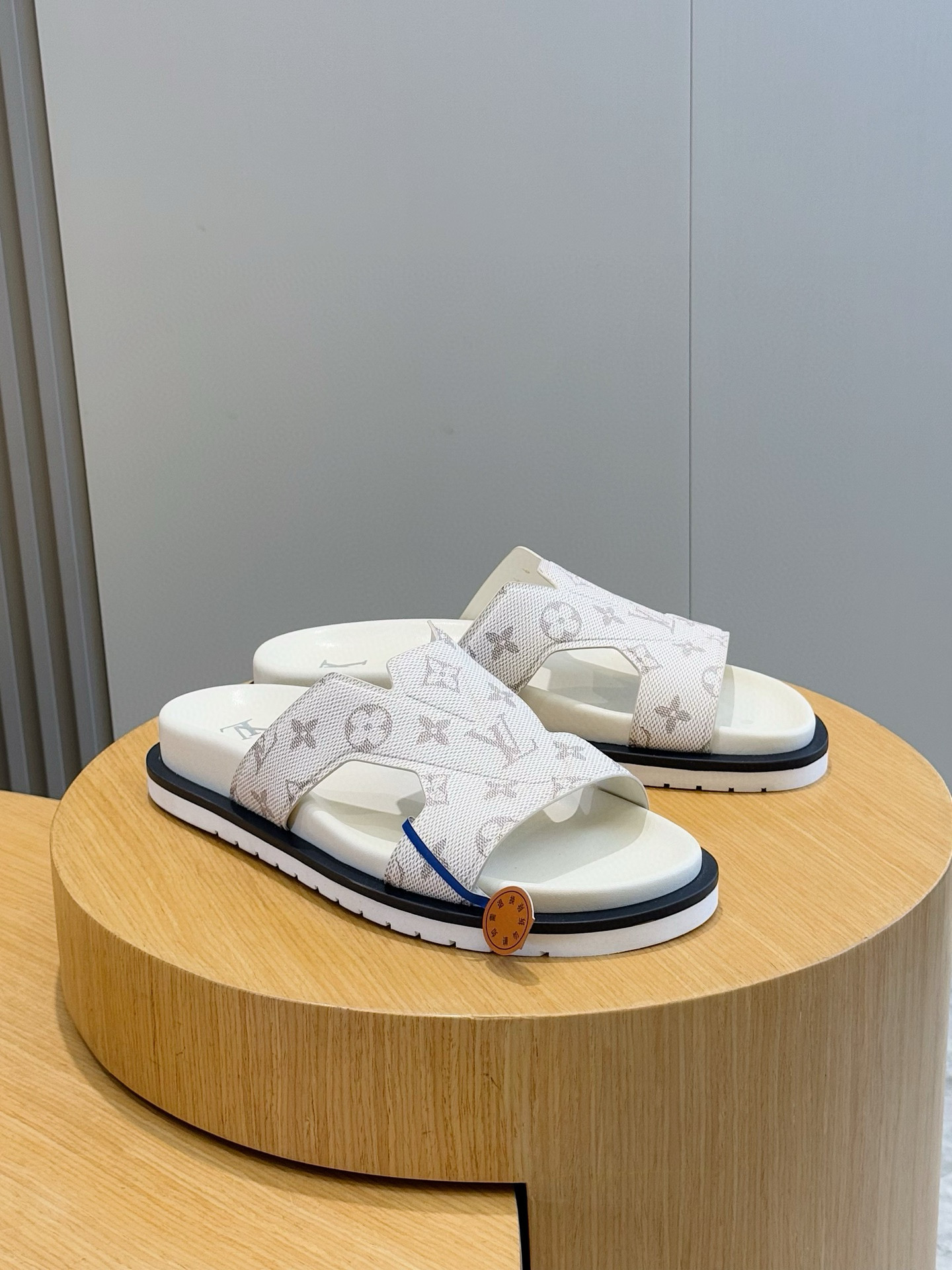 루이비통(LV) 오아시스(OASIS) 모노그램 스웨이드 뮬 슬리퍼 샌들 신발