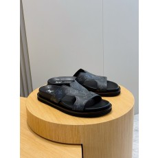 루이비통(LV) 오아시스(OASIS) 모노그램 스웨이드 뮬 슬리퍼 샌들 신발