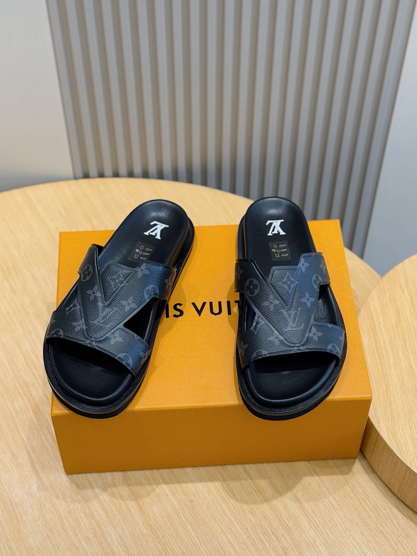 루이비통(LV) 오아시스(OASIS) 모노그램 스웨이드 뮬 슬리퍼 샌들 신발