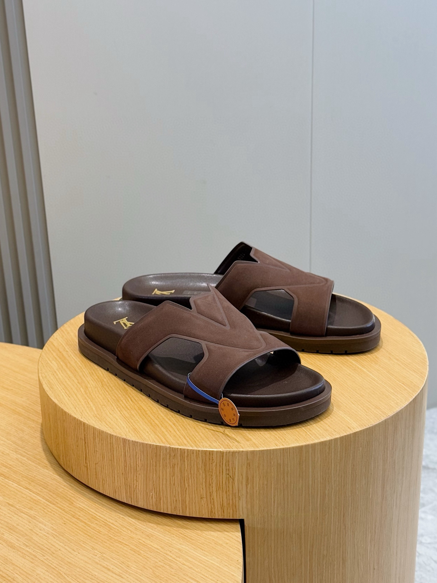 루이비통(LV) 오아시스(OASIS) 모노그램 스웨이드 뮬 슬리퍼 샌들 신발