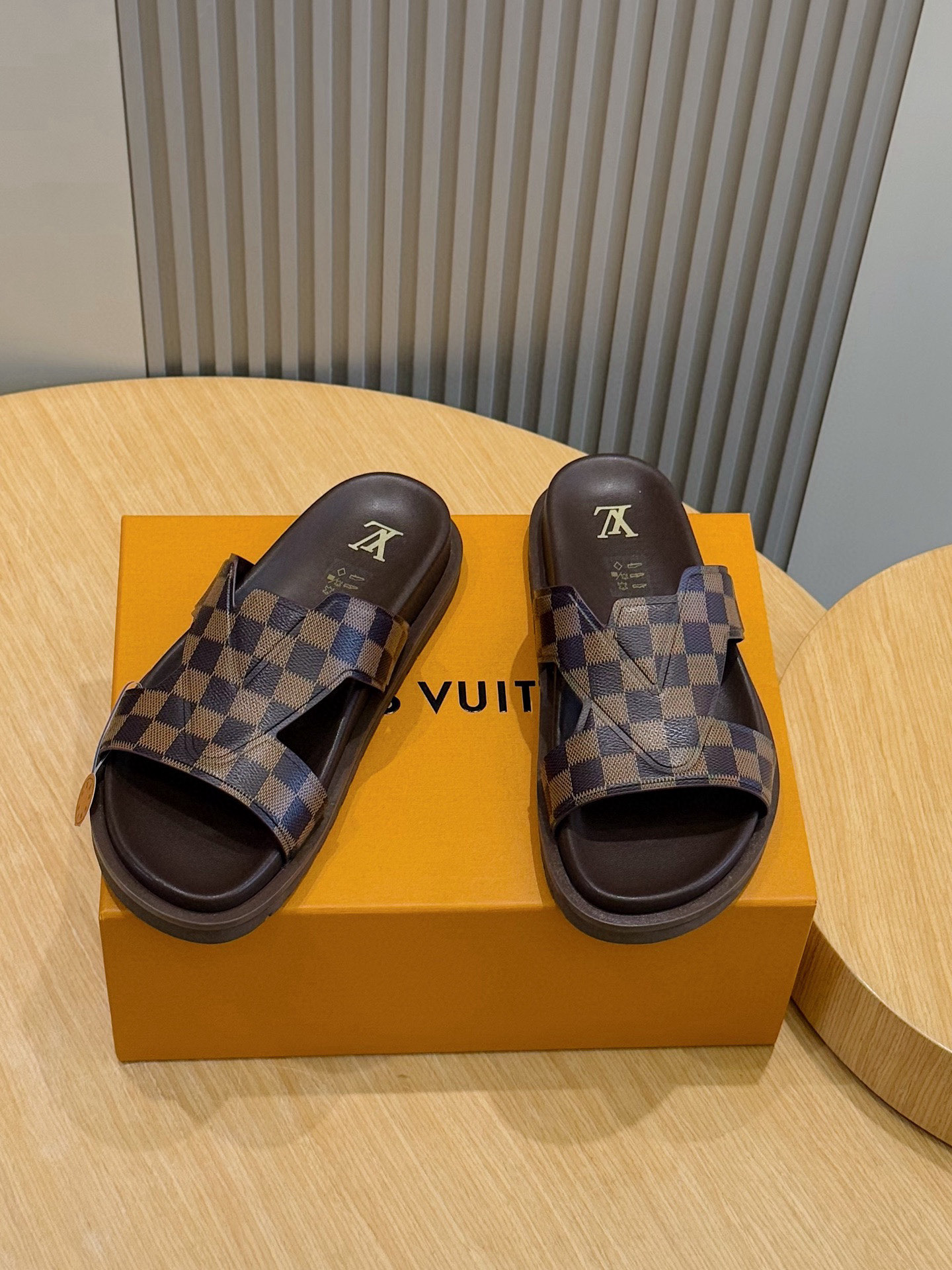 루이비통(LV) 오아시스(OASIS) 모노그램 스웨이드 뮬 슬리퍼 샌들 신발