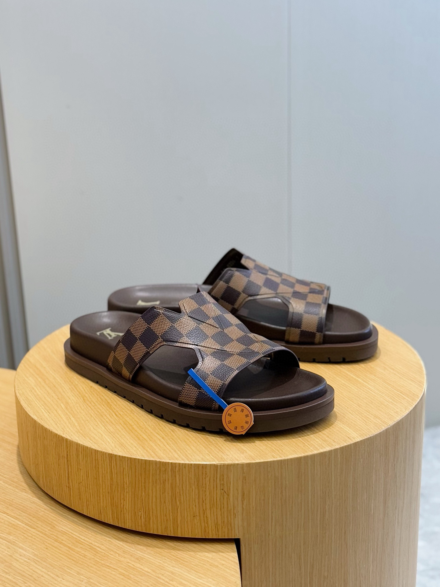 루이비통(LV) 오아시스(OASIS) 모노그램 스웨이드 뮬 슬리퍼 샌들 신발