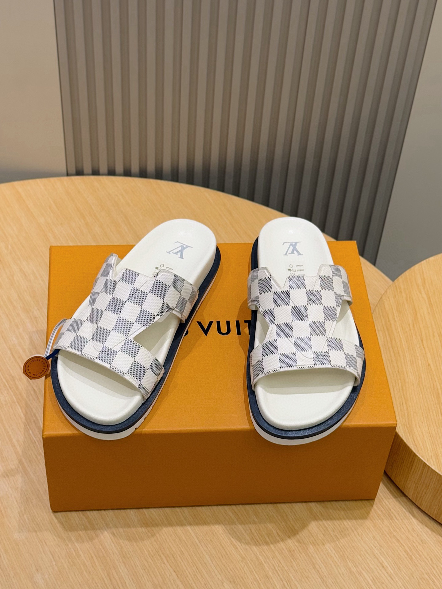루이비통(LV) 오아시스(OASIS) 모노그램 스웨이드 뮬 슬리퍼 샌들 신발