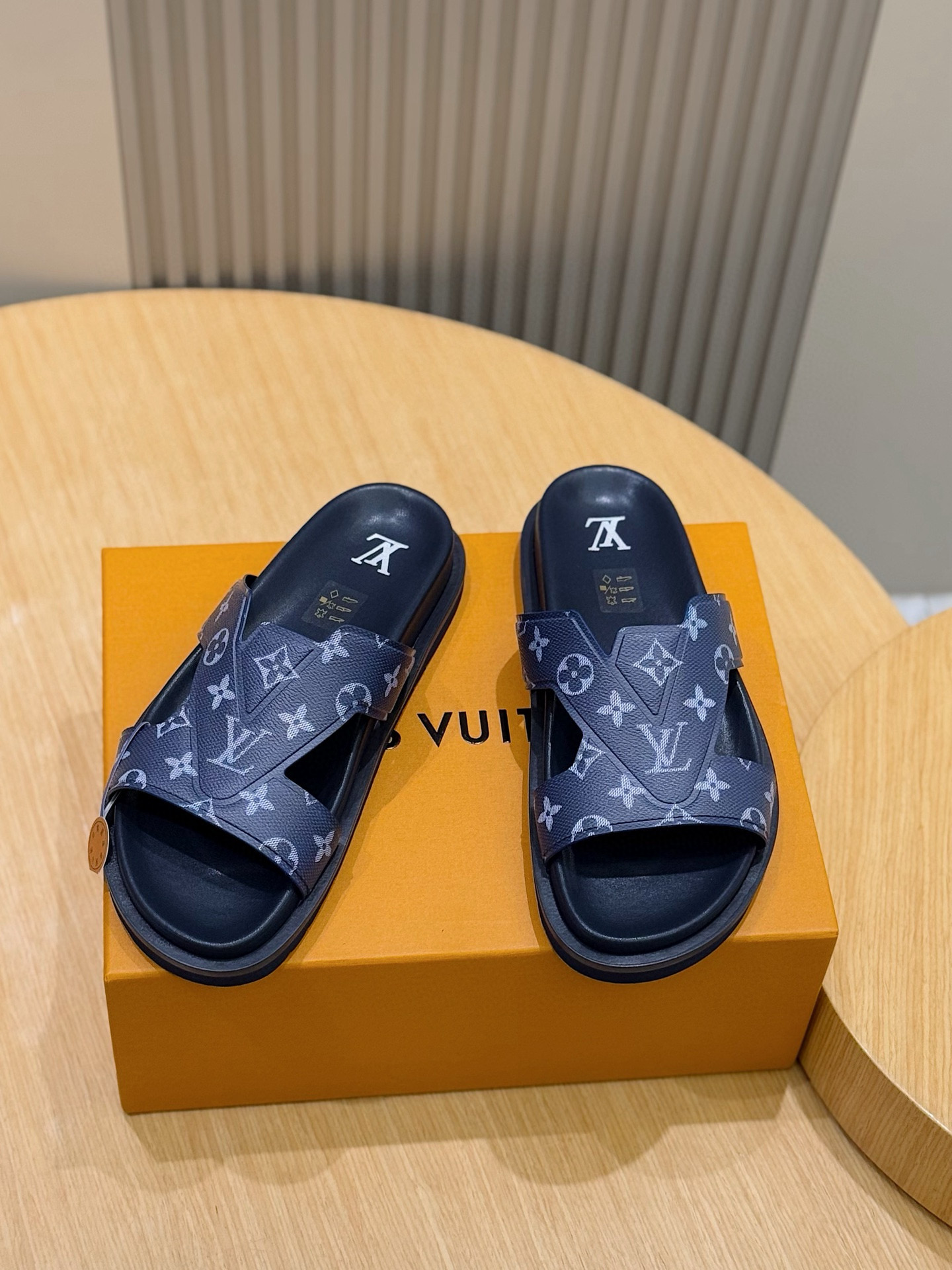 루이비통(LV) 오아시스(OASIS) 모노그램 스웨이드 뮬 슬리퍼 샌들 신발