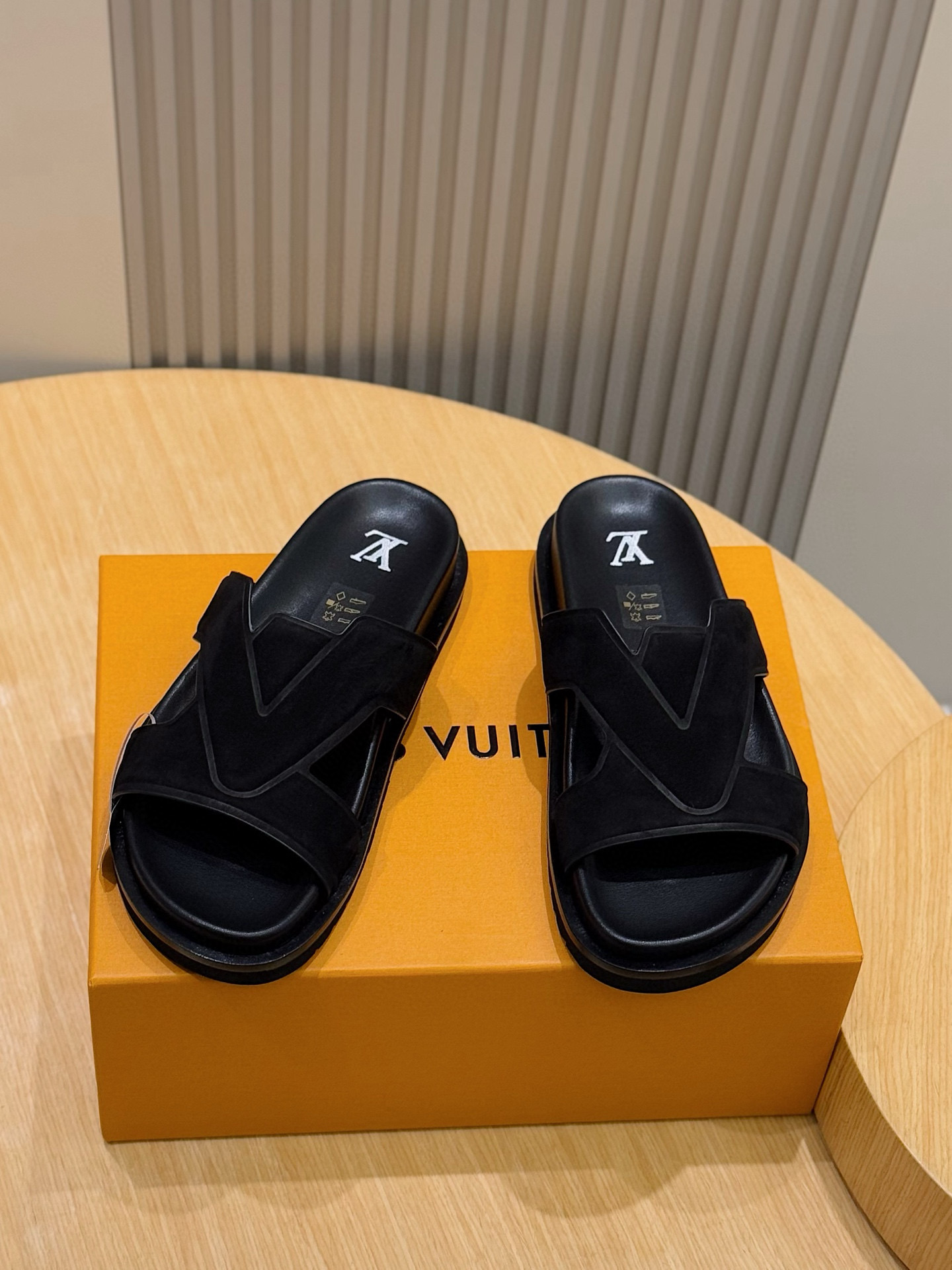 루이비통(LV) 오아시스(OASIS) 모노그램 스웨이드 뮬 슬리퍼 샌들 신발