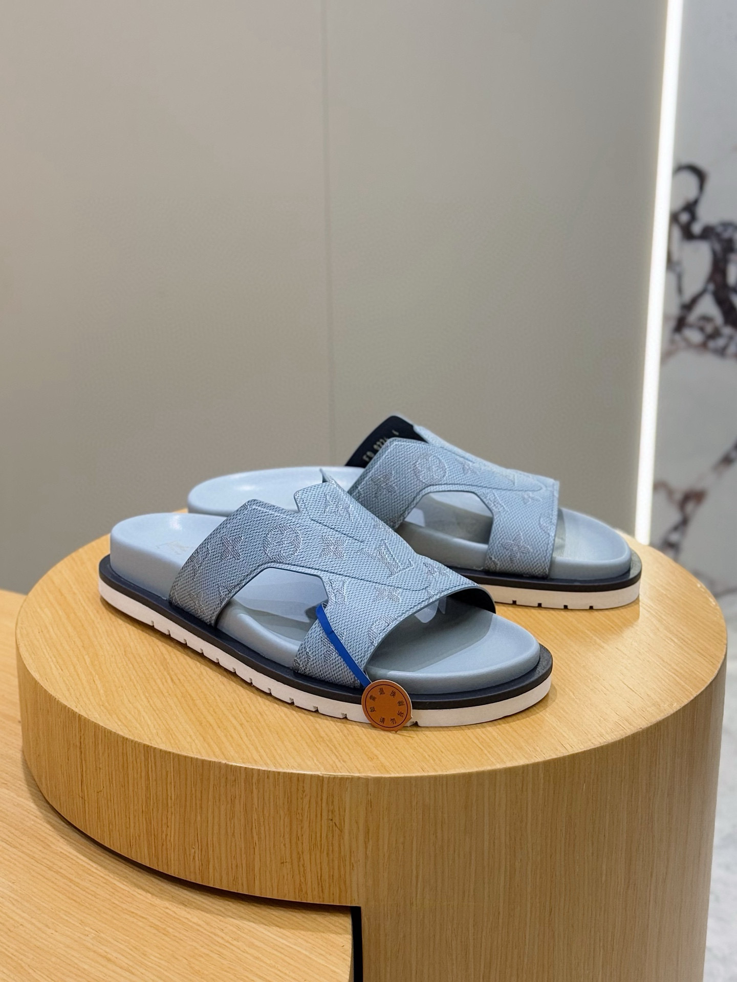 루이비통(LV) 오아시스(OASIS) 모노그램 스웨이드 뮬 슬리퍼 샌들 신발