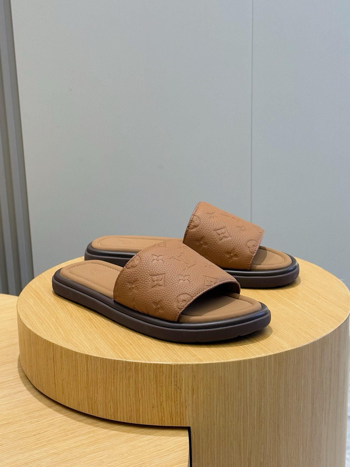 루이비통(LV) 워터프론트(Waterfront) 모노그램 워터프루프 슬리퍼 신발